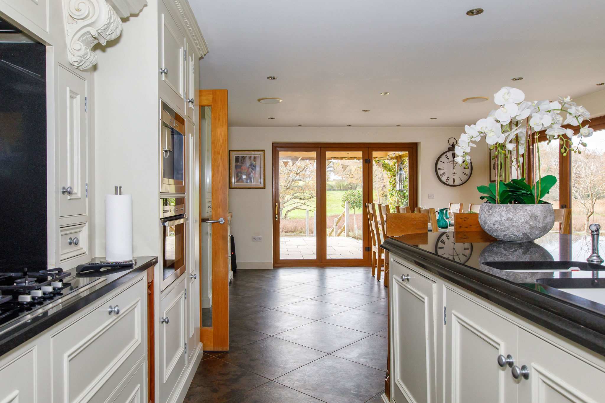 The fully equipped kitchen has everything you need to prepare drinks and meals for the whole family.