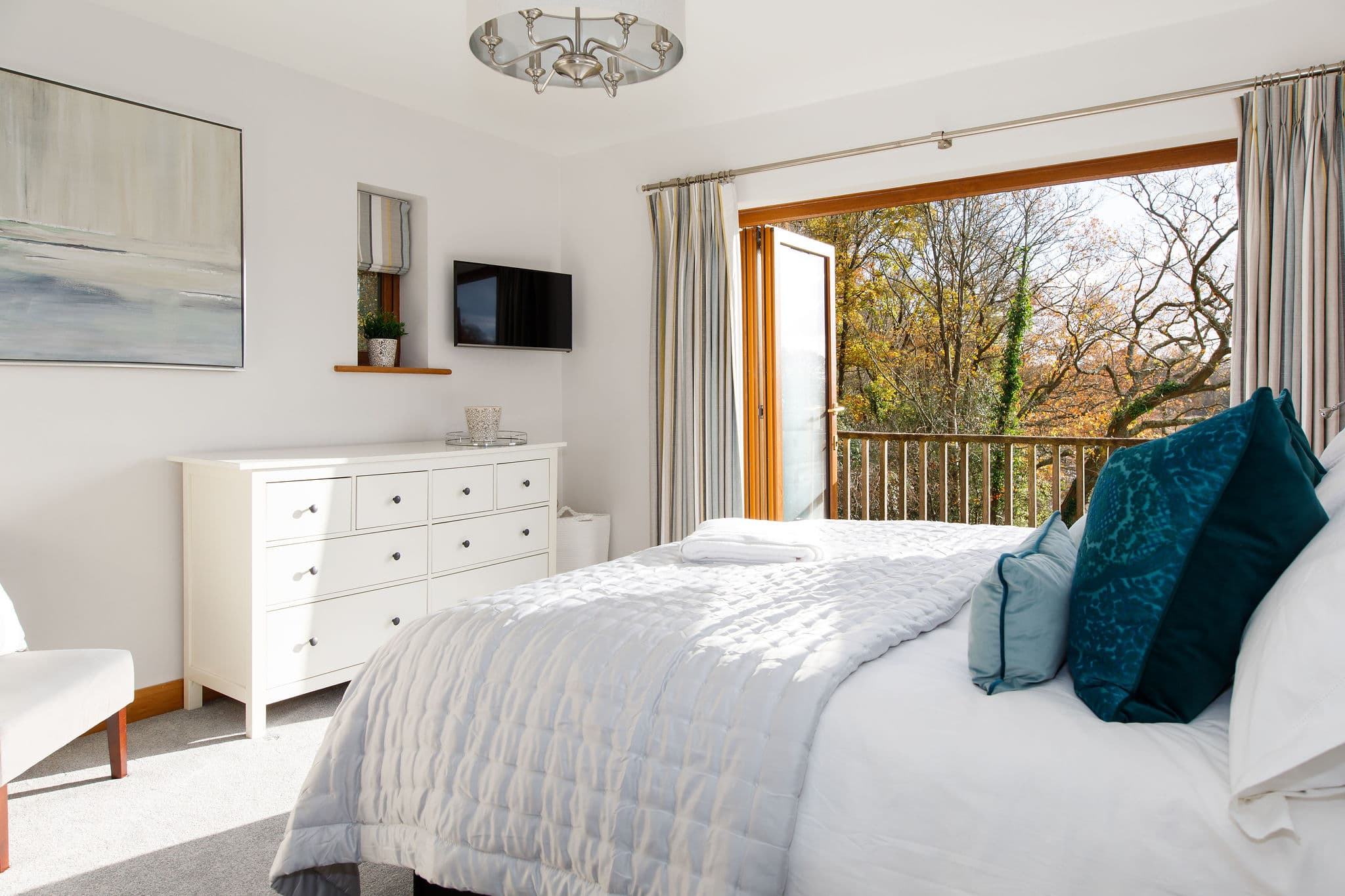 This king is light and bright with wonderful views from the balcony.