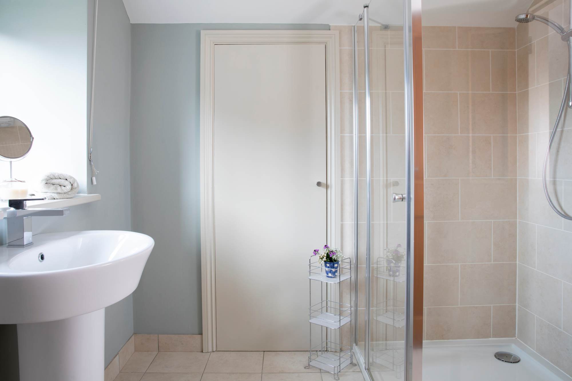 This is the en suite to bedroom 3.