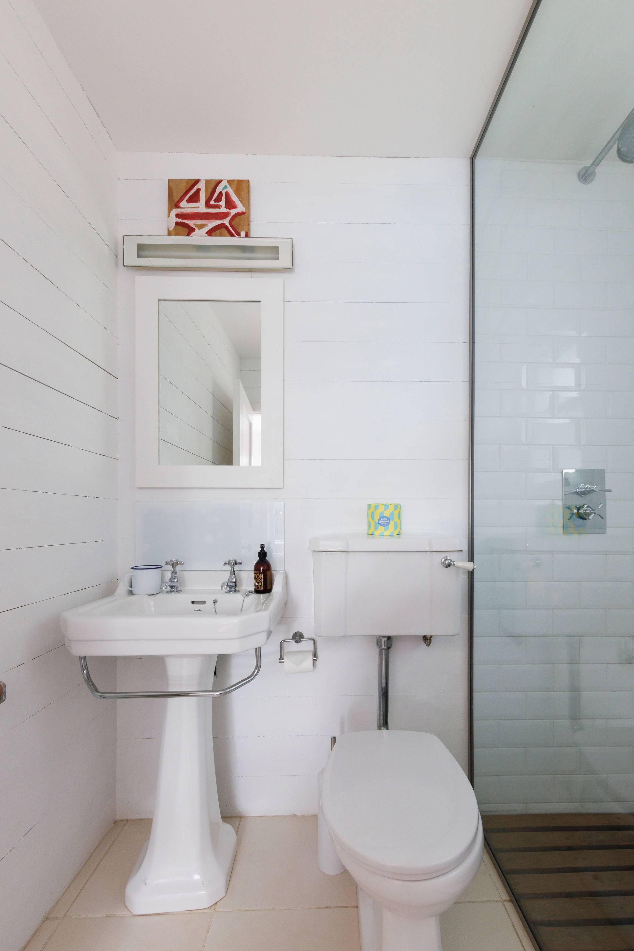 The en suite to bedroom 1