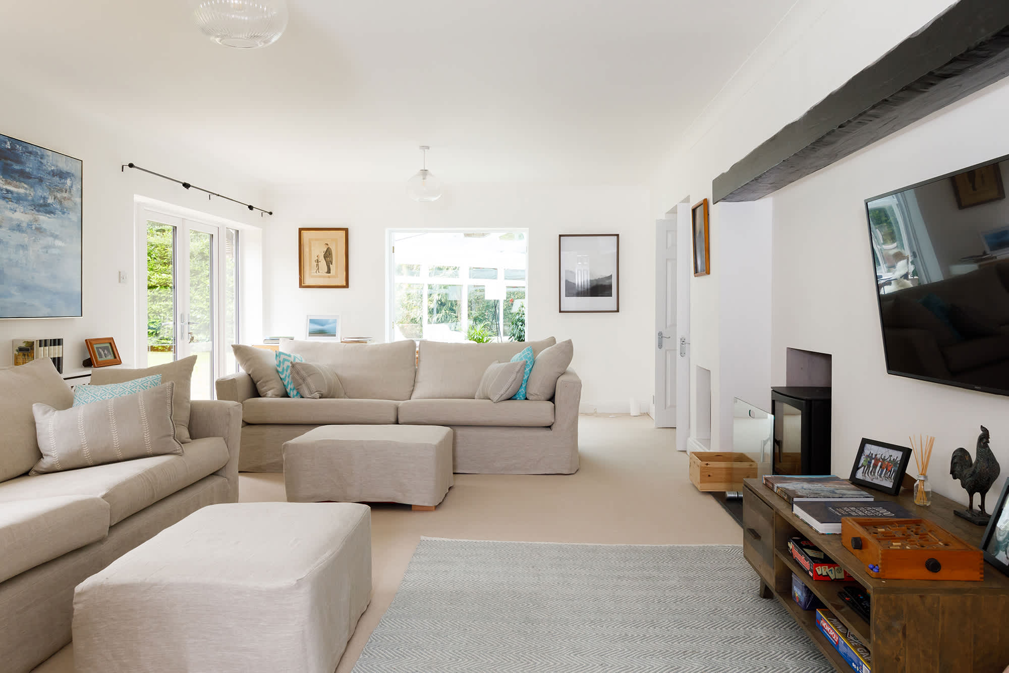 Enjoy your favourite show or a movie in the evening on the Smart TV.