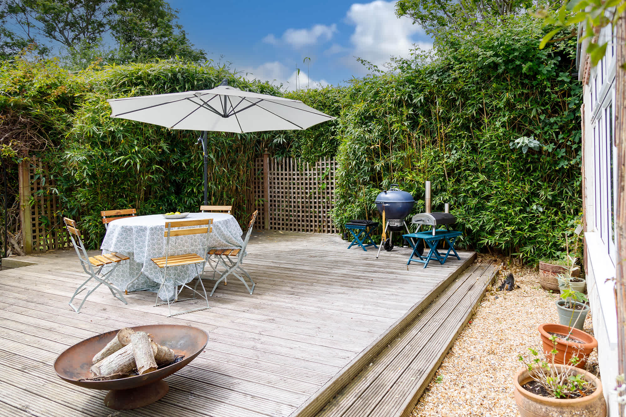 You have everything you need to dine alfresco.