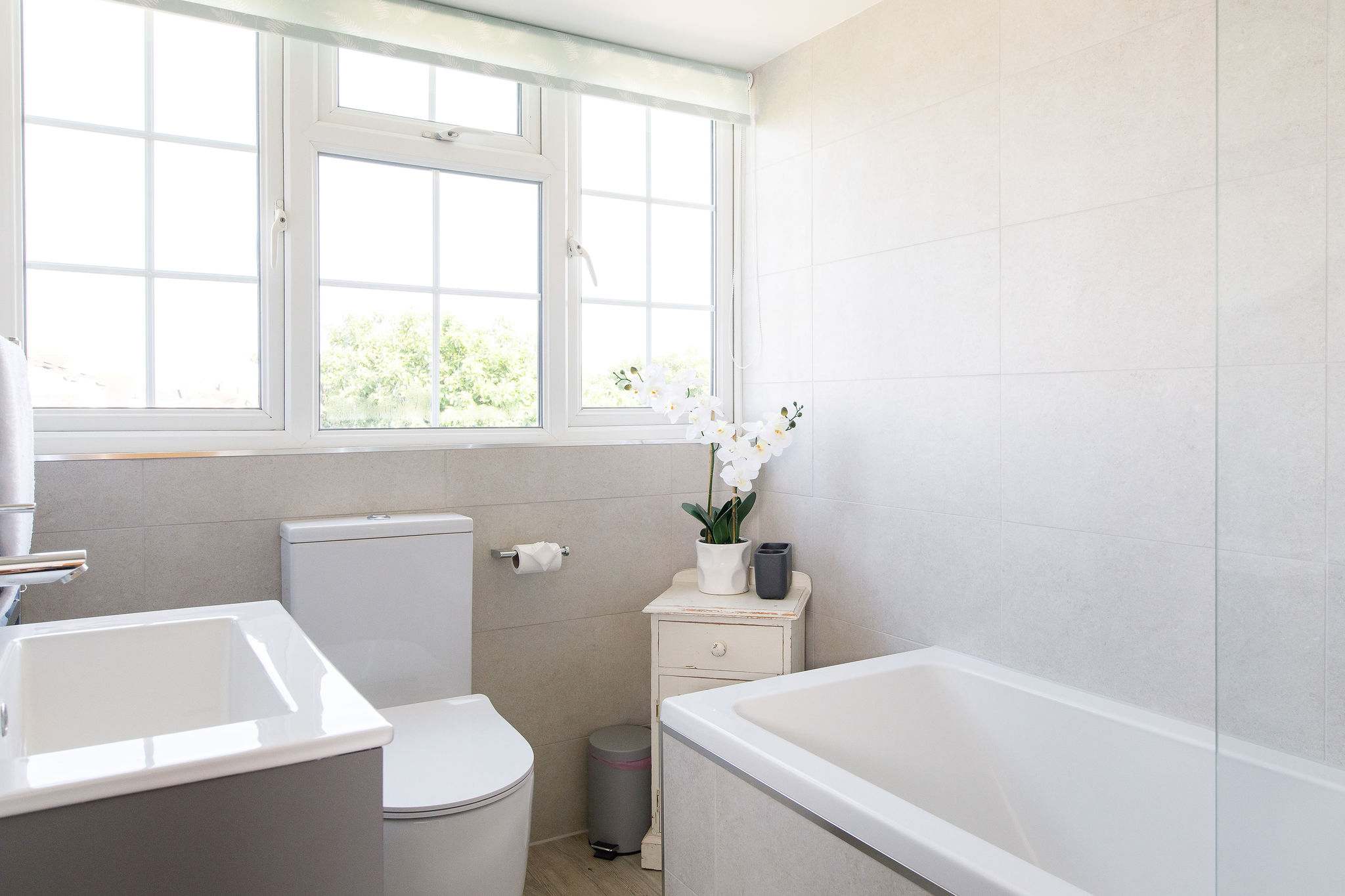 This ensuite has a bath with overhead shower. Enjoy a hot soak in the bath after a sea swim, water sports or a busy day exploring the coastline.