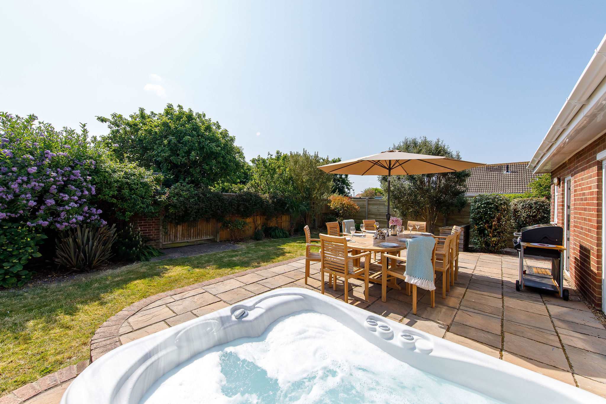 Beach house for 10 with hot tub & garden