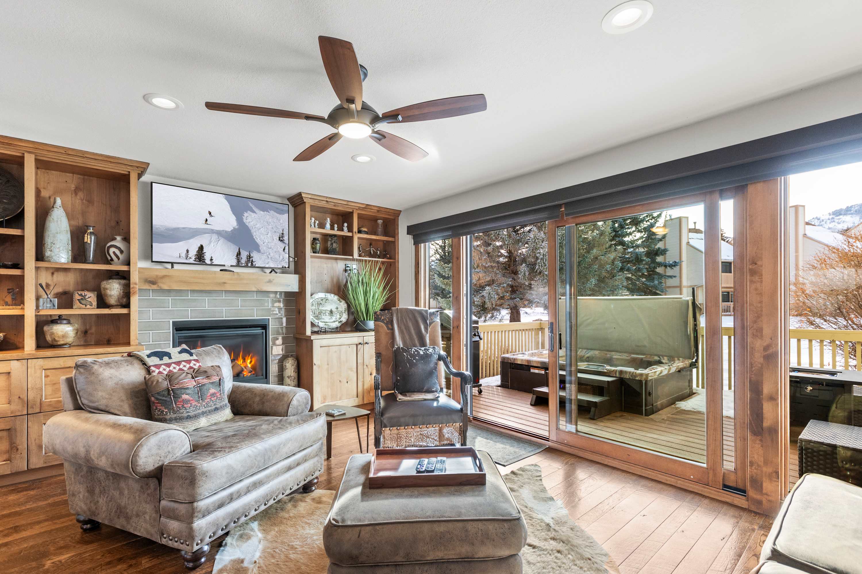 Pet Friendly, Outdoor Hot Tub & Lounge, Fireplace