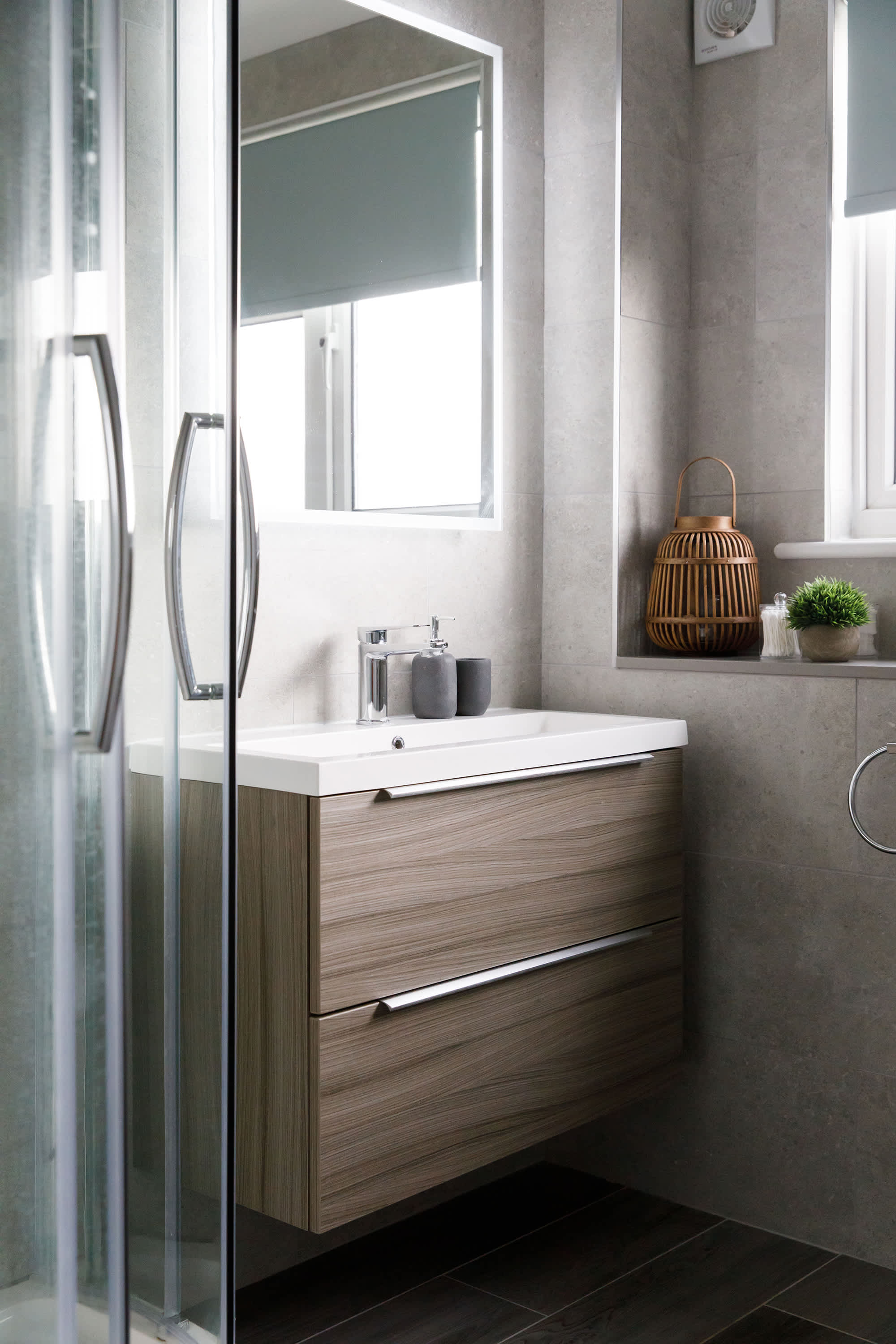 Freshen up before heading out to one of the fantastic local pubs or restaurants, many within easy reach of the house.