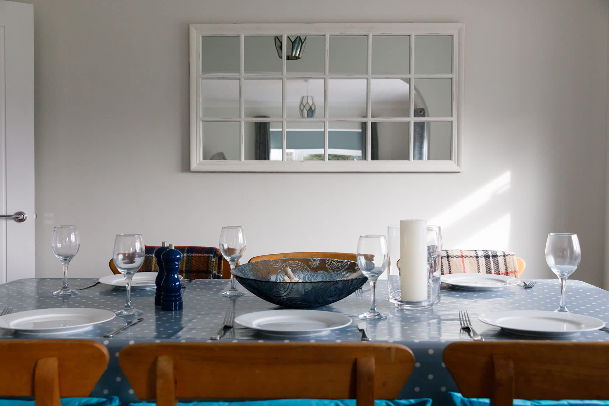 The table seats 8 people.