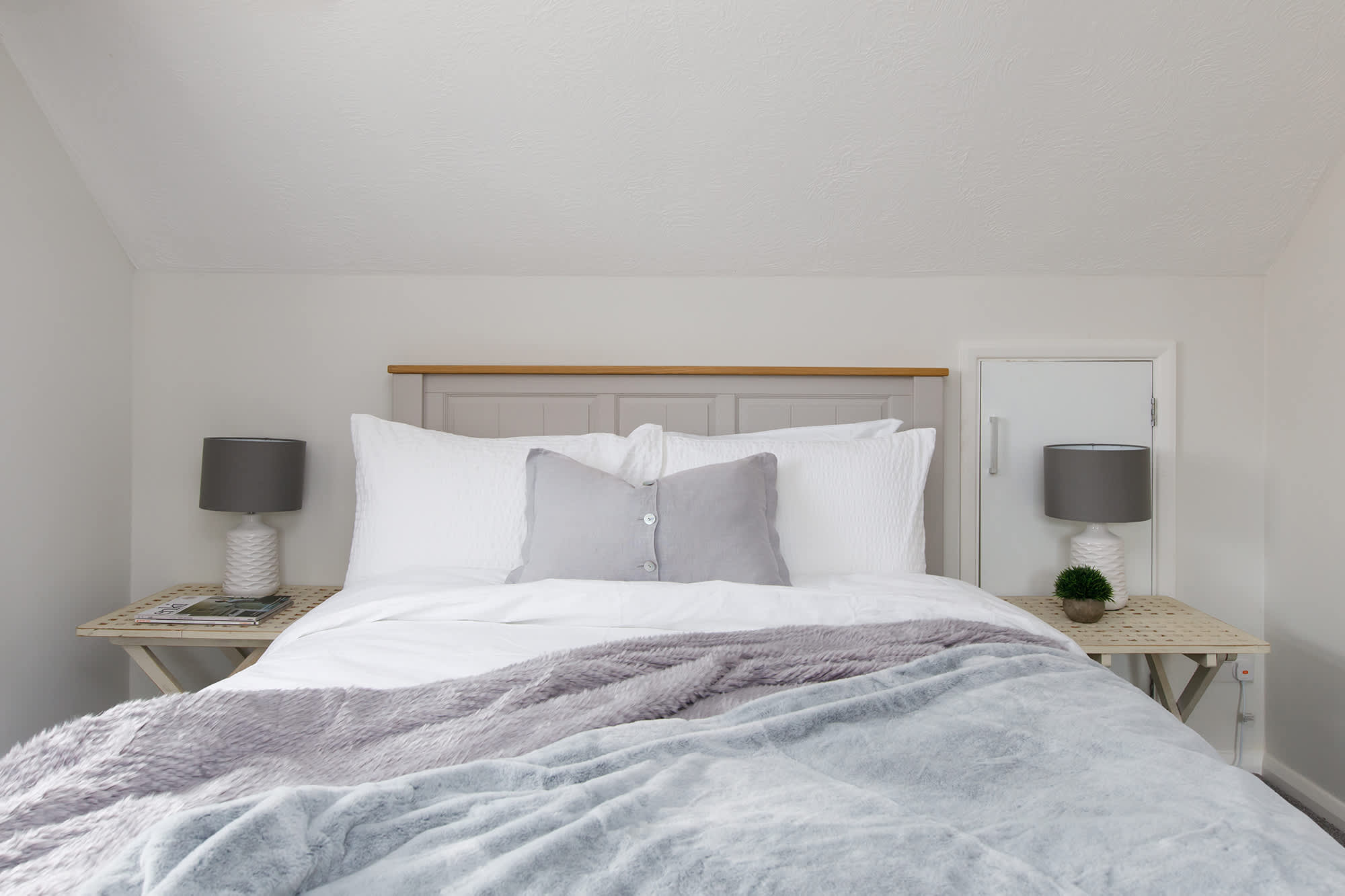 All rooms have bedside tables and reading lamps.