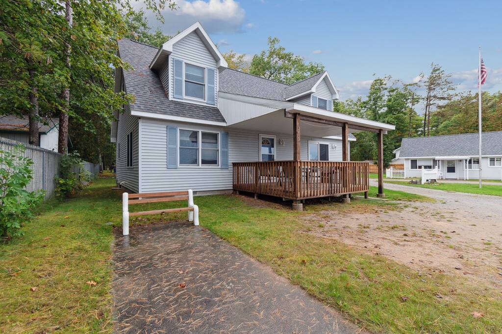 Cottages 6-7-9 - 8BR Lakefront stay for 16 — Greenbush, MI — vacation rental
