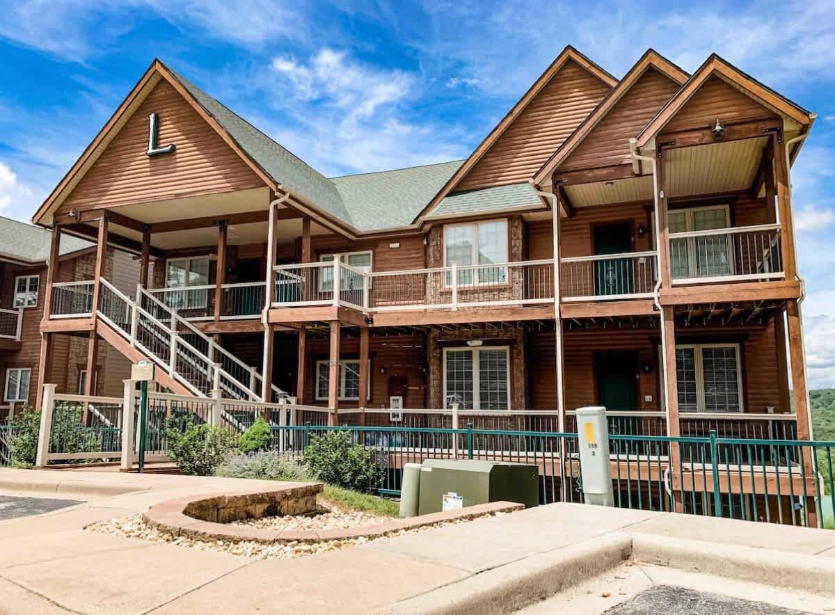 Ozark Condo -Lake Views, Quick Trip to SDC