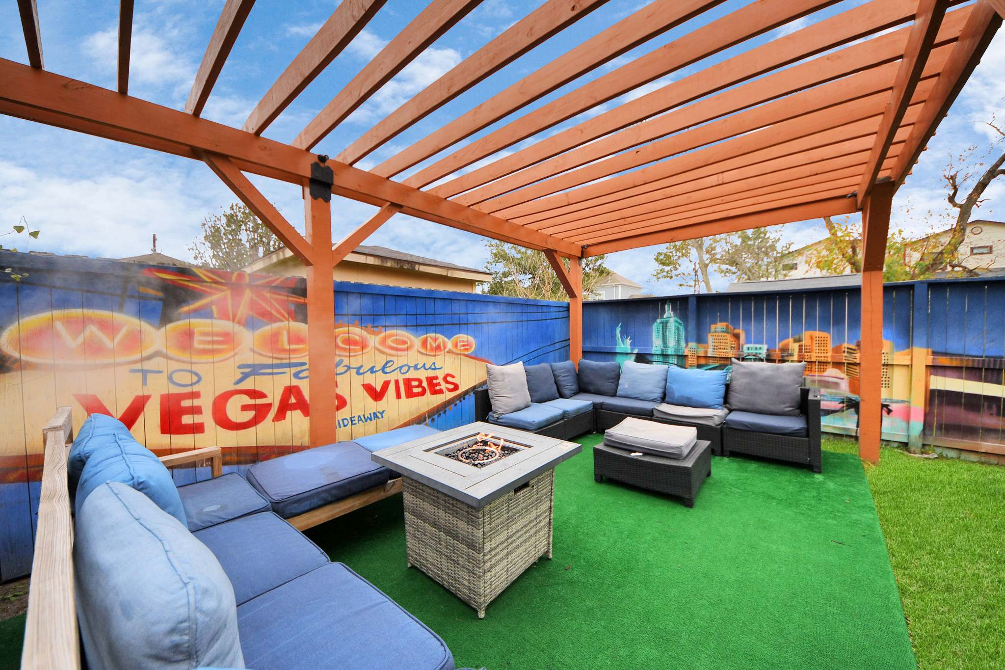 Vibrant Vegas Vibes - Hot Tub & Games - Perfect 4 Family & Groups - Photo 1