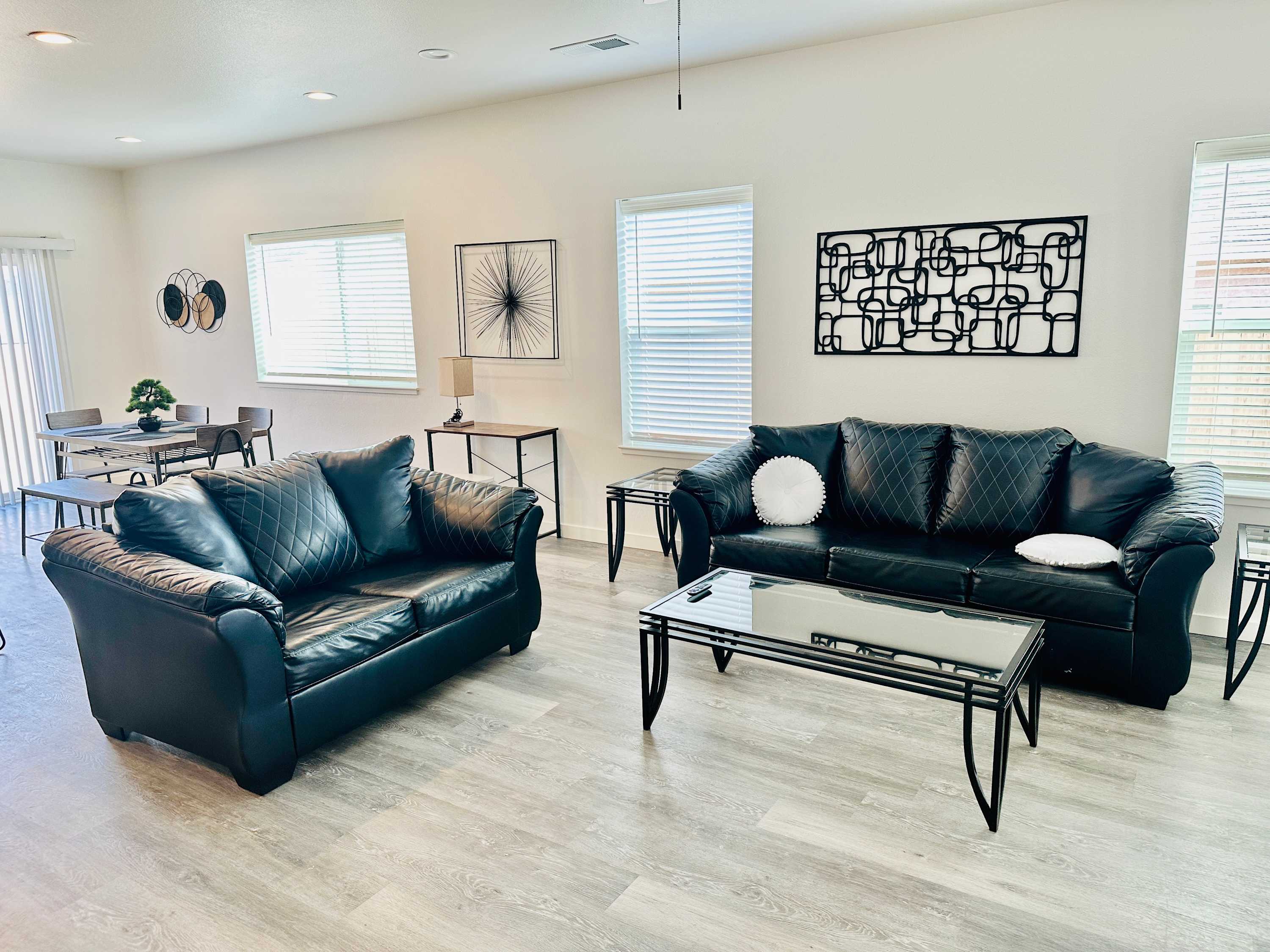 Brand New 3Bedrooms Fernley-20 Min to USA Pkwy/2Bath/Pets OK/Sleeps14 — Fernley, NV — vacation rental