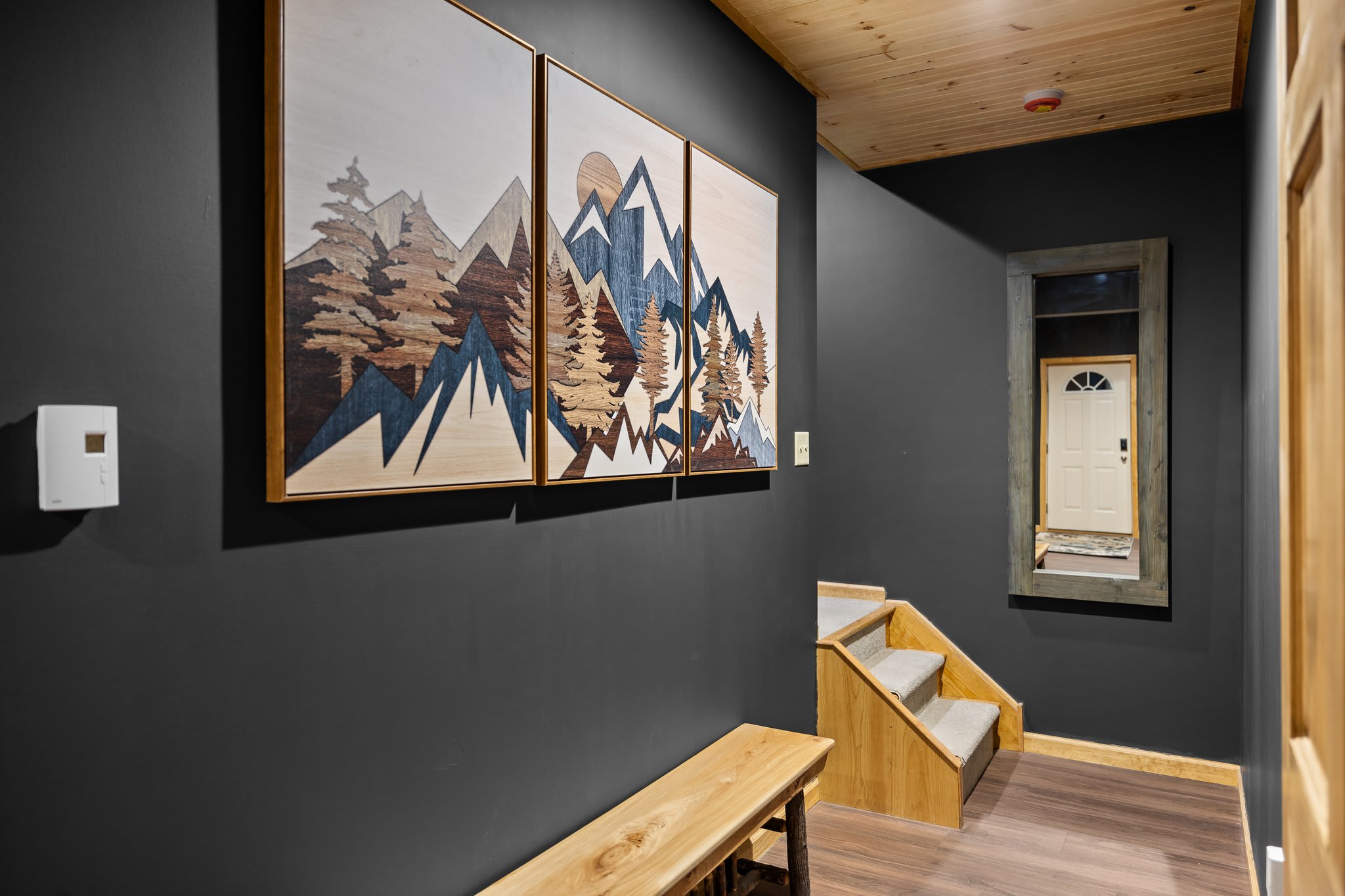 Mountain Vibes, Modern Design
This hallway nook delivers major rustic-modern energy perfect for snapping that #CabinGoals pic.