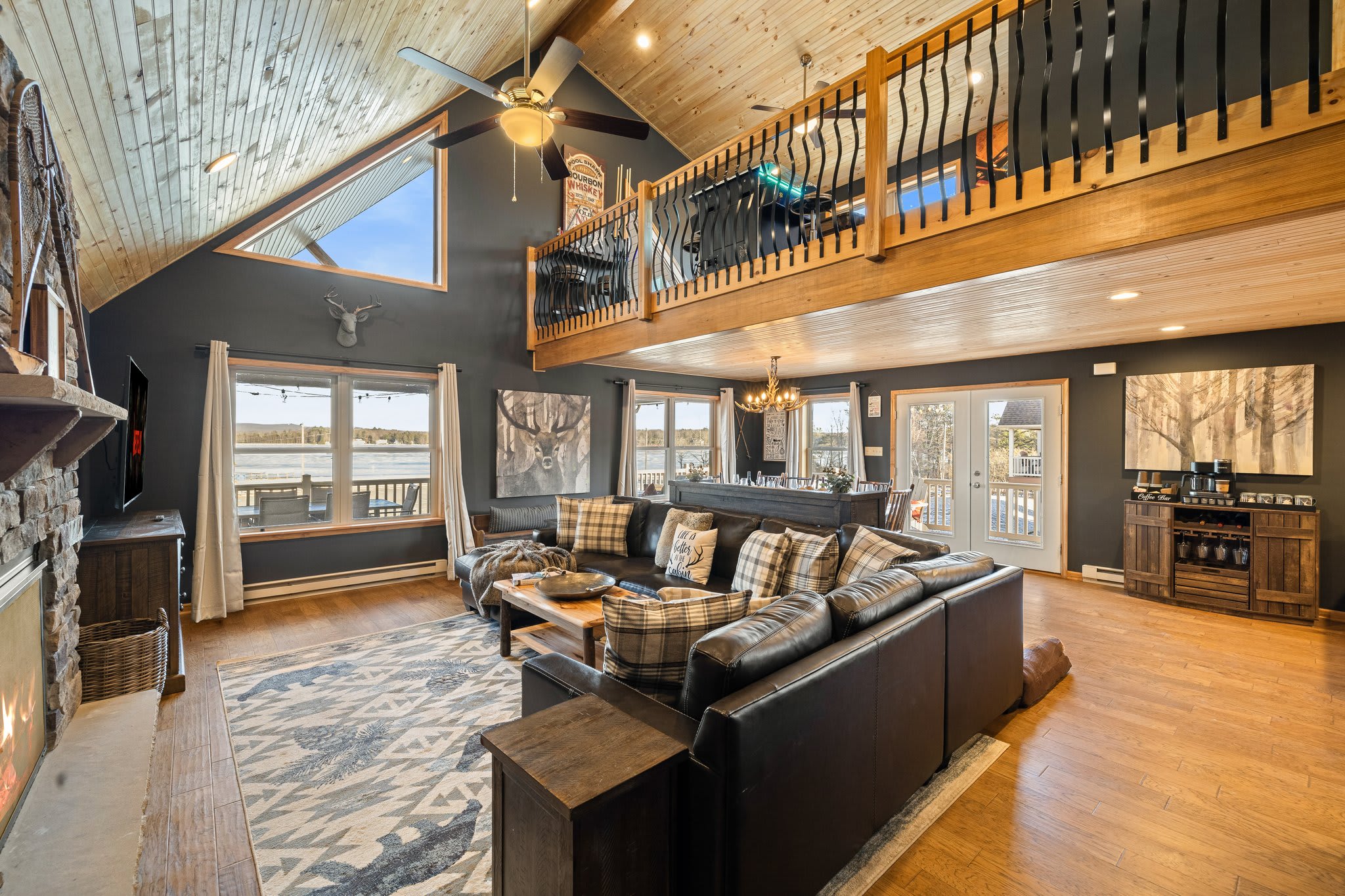 Space for Everyone
Whether it’s a full family dinner or a casual brunch, the open layout keeps everyone connected and comfortable.