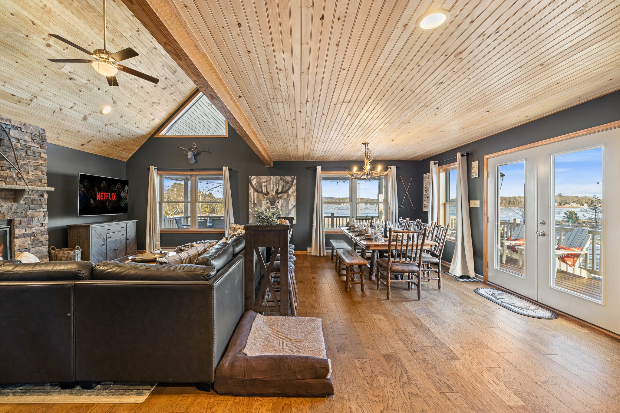 From Morning Coffee to Sunset Wine
Wall-to-wall windows flood the space with natural light and those dreamy mountain-lake views. Slide open the doors and breathe it all in.