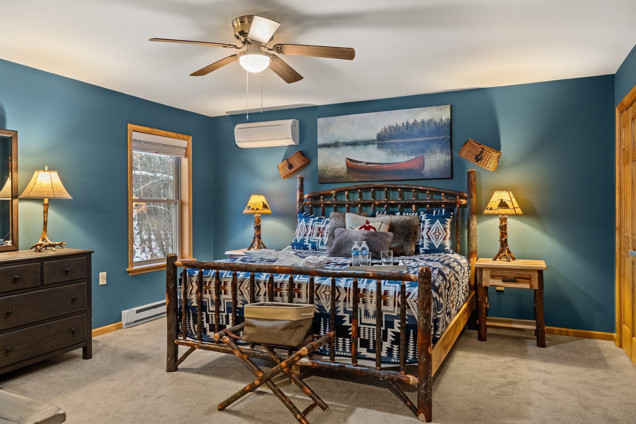 Lodge Style Meets Comfort
The dining room’s woodgrain ceiling, statement antler chandelier, and cozy cabin vibes make every meal feel like a celebration.