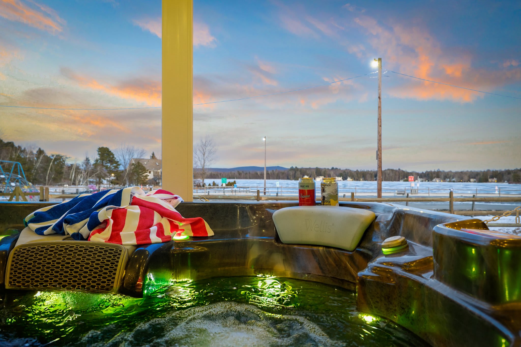 Sunset over the water, chilled drinks nearby, and spa jets bubbling, this is the lakeside luxury moment.