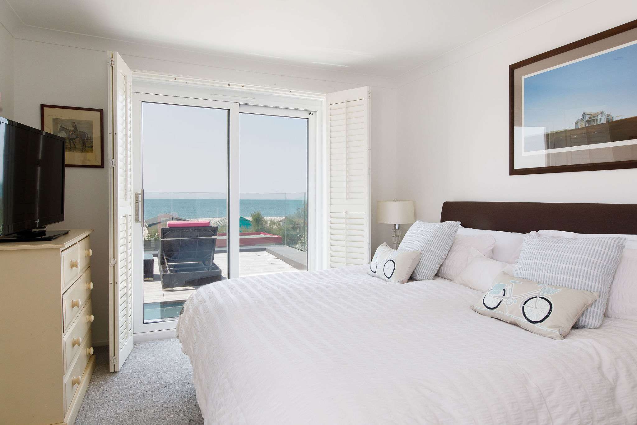 The super king offers ocean views and balcony access.
