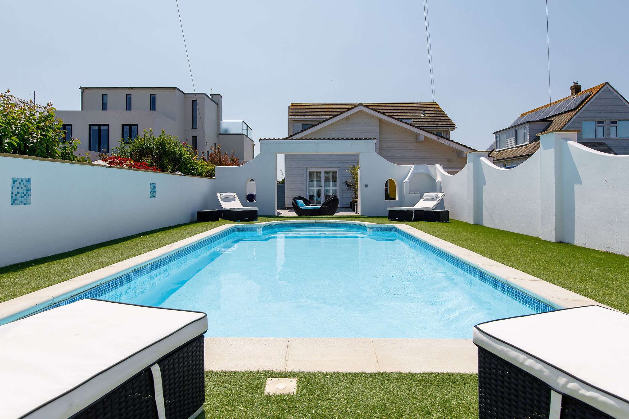 Vibrant Seafront Home With Seasonal Pool