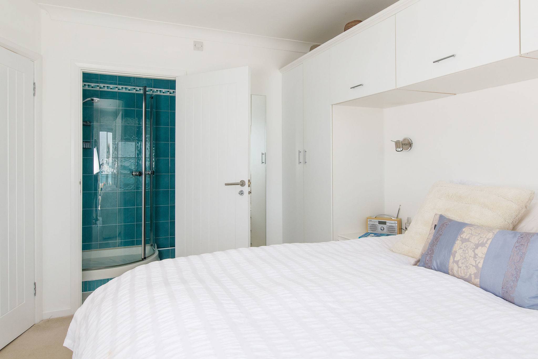 This king has an ensuite w shower.