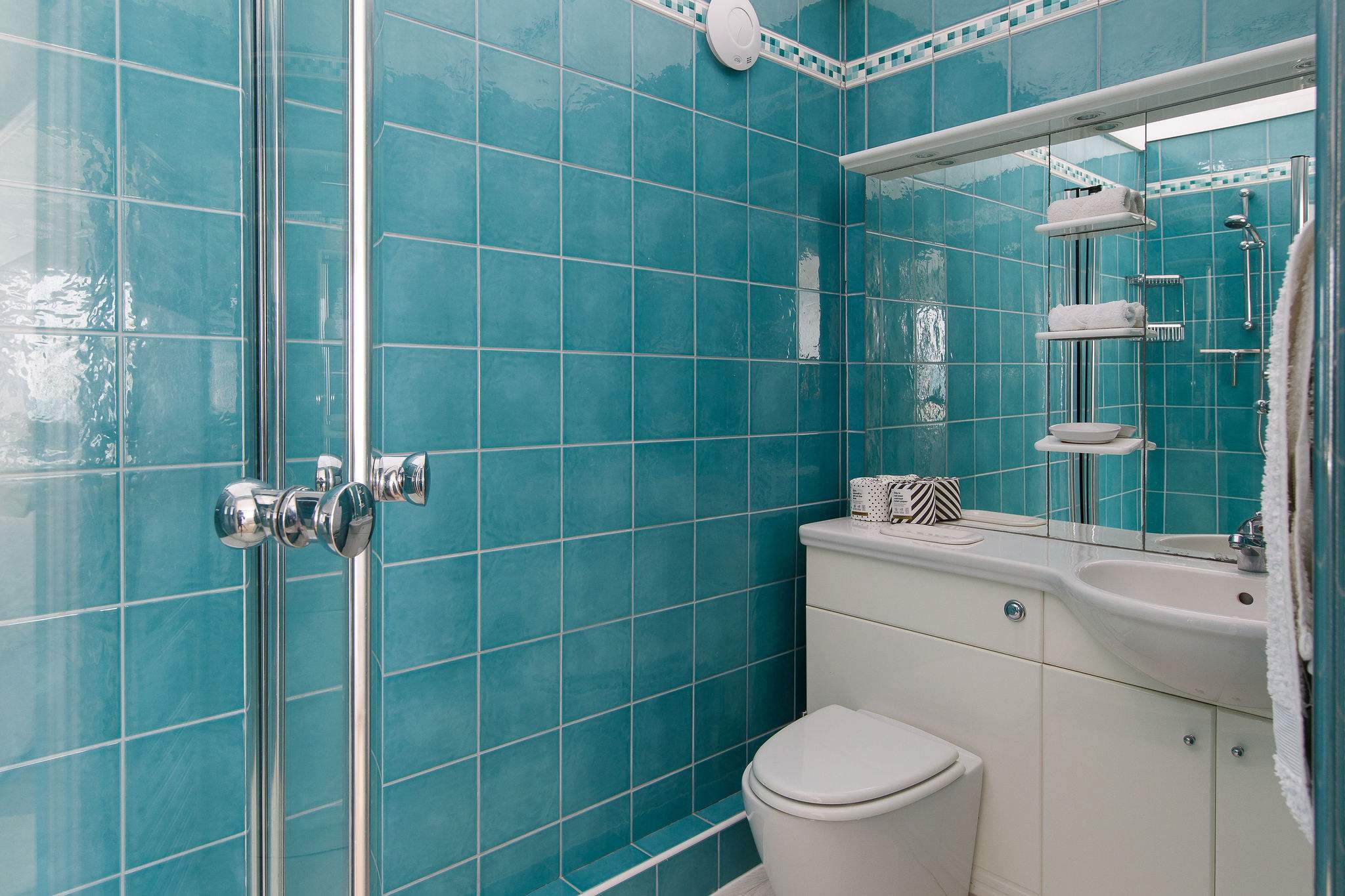 Beautiful marine green tiles.