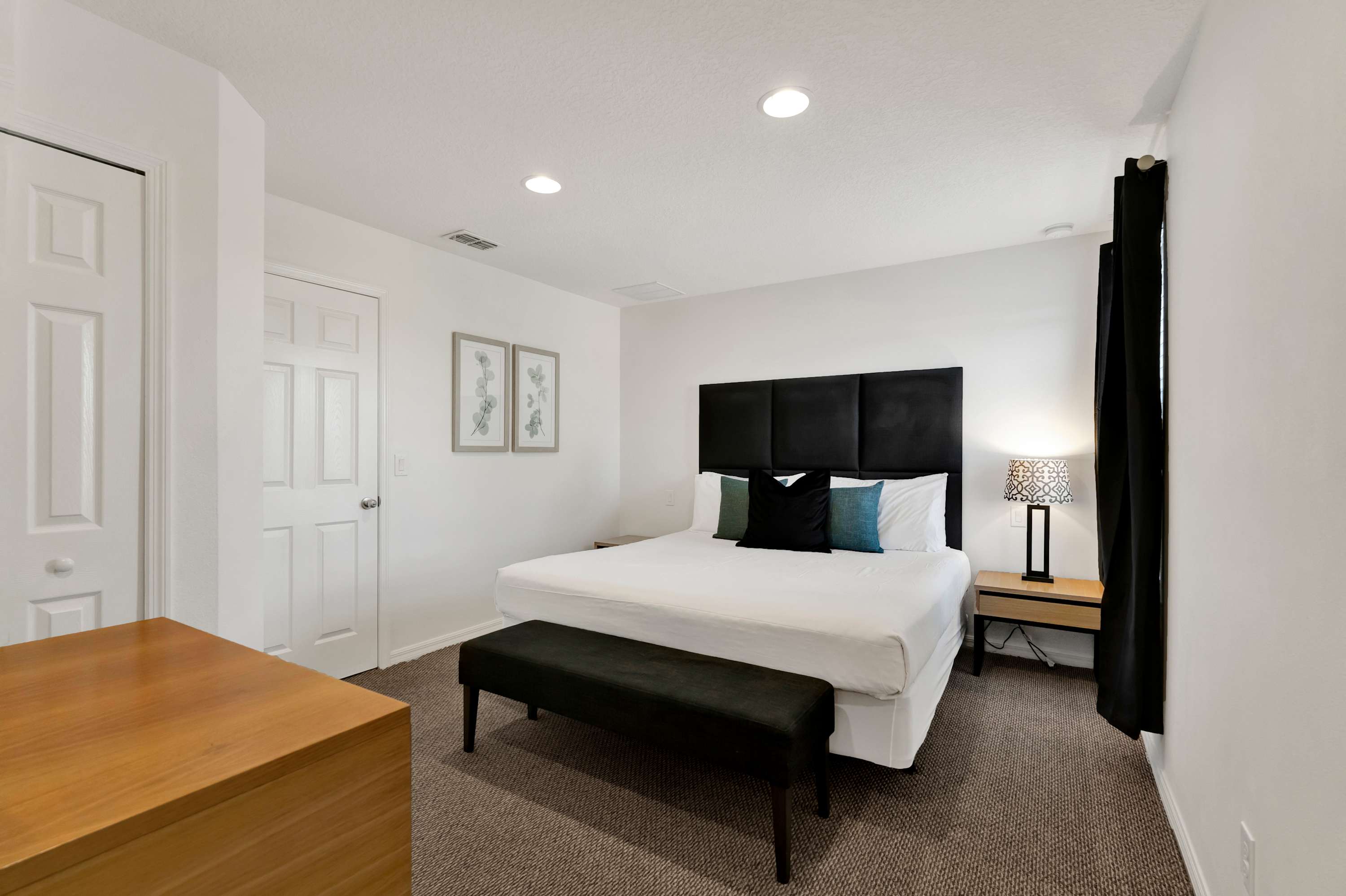 King bedroom with ensuite bathroom