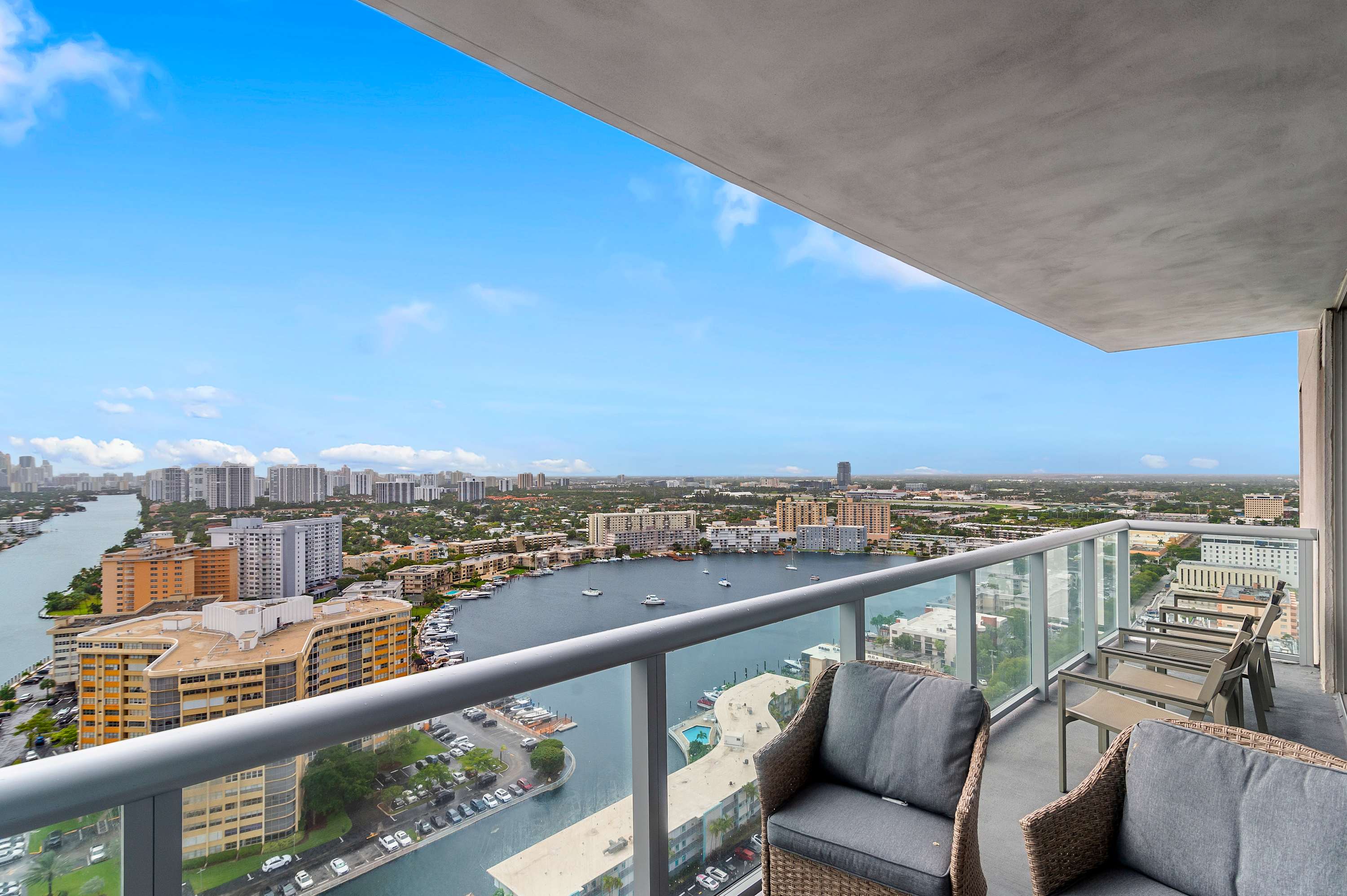 2BR Apartment with Balcony, Pool and Amenities