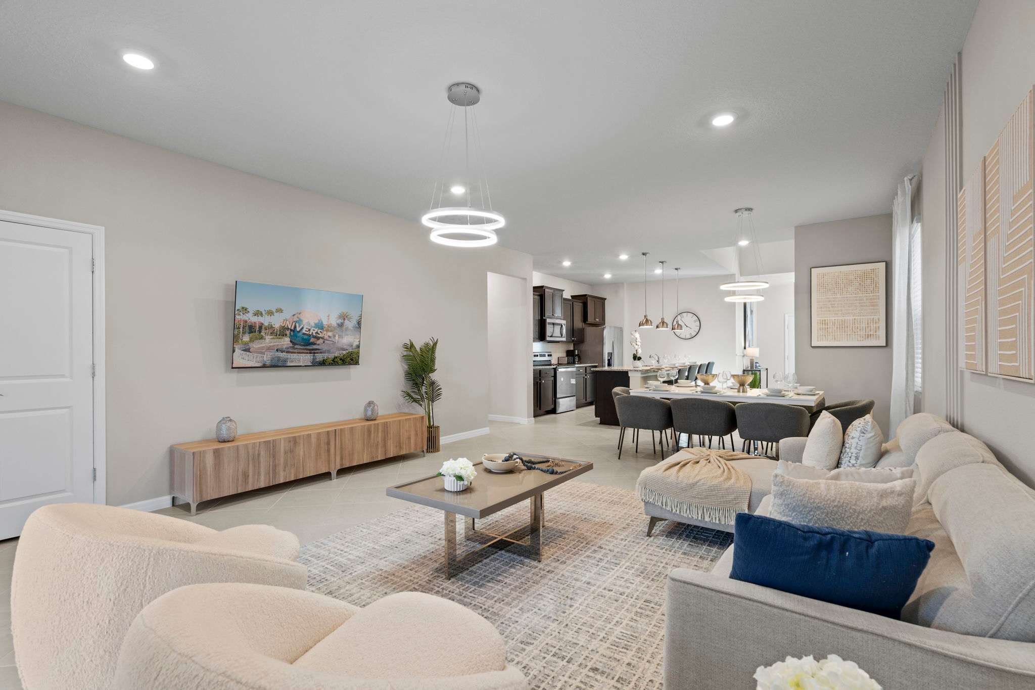 Chic 7Bed with private pool, theme bedrooms