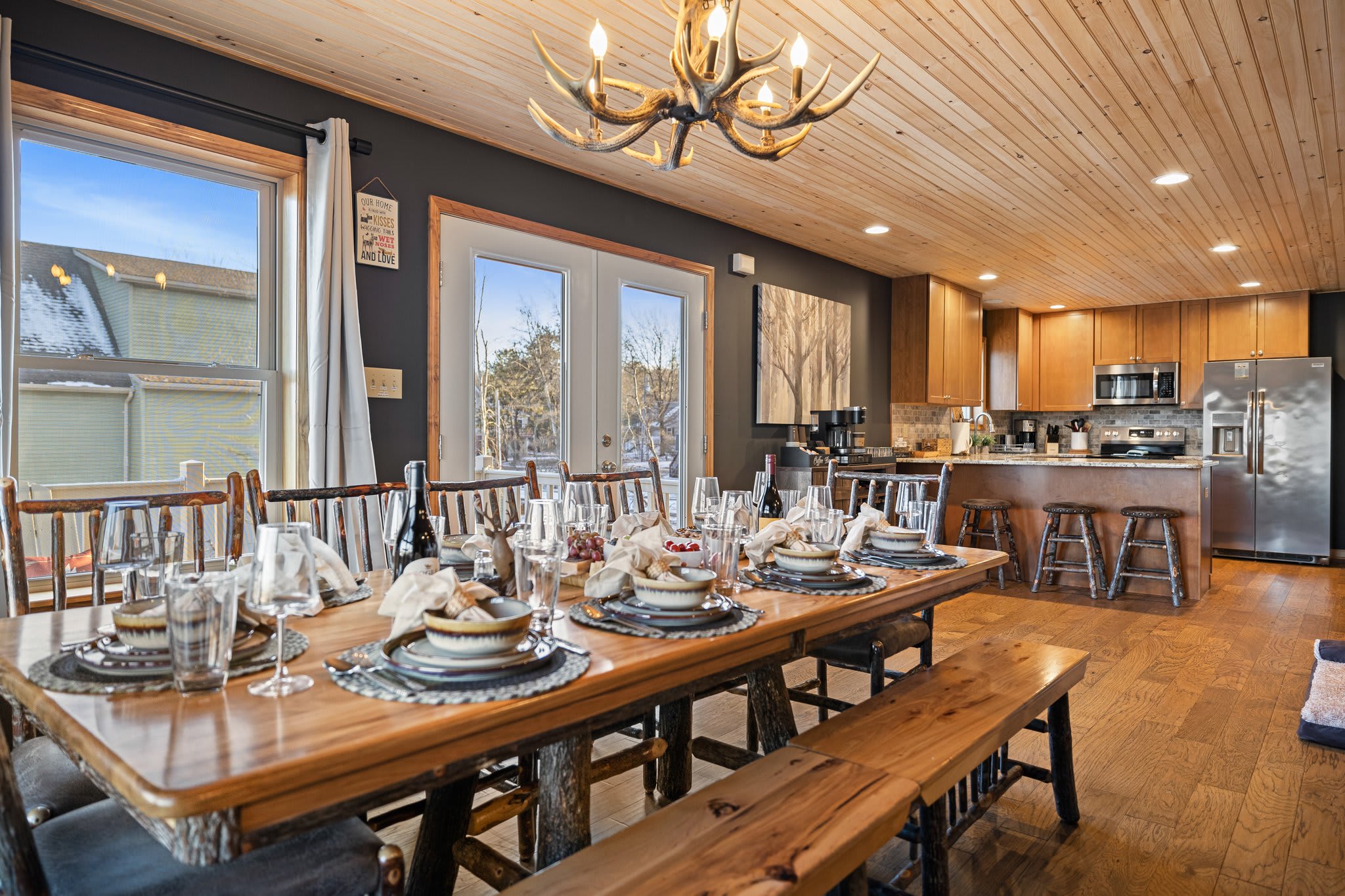 Elegant place settings, rustic touches, and ambient lighting bring that elevated lodge-dining feel, no special occasion needed.