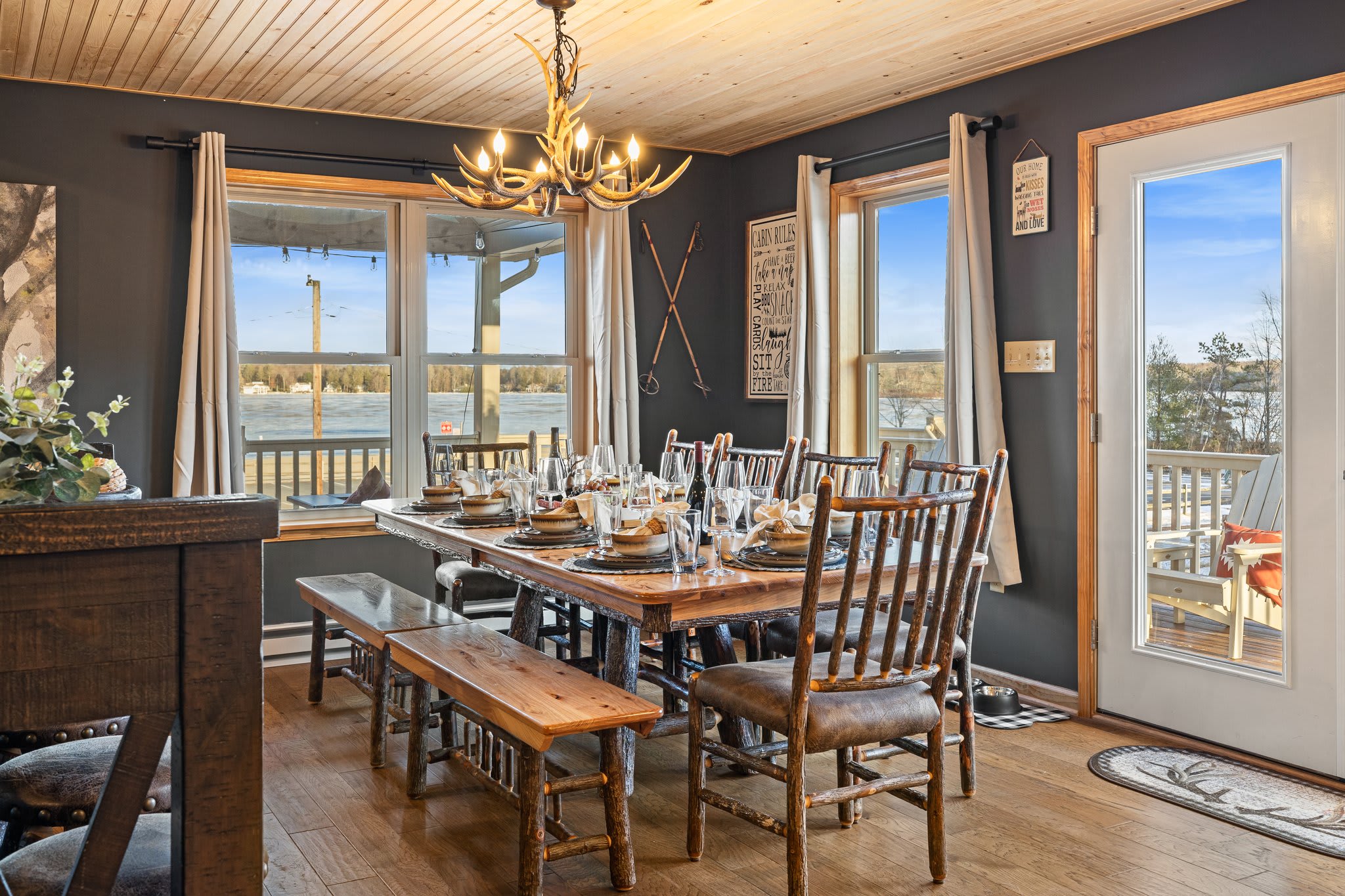 Lakeside Dining, Inside & Out
Gather around the farmhouse-style table and watch the light dance off the water, breakfast, board games, or celebratory dinners all welcome here.