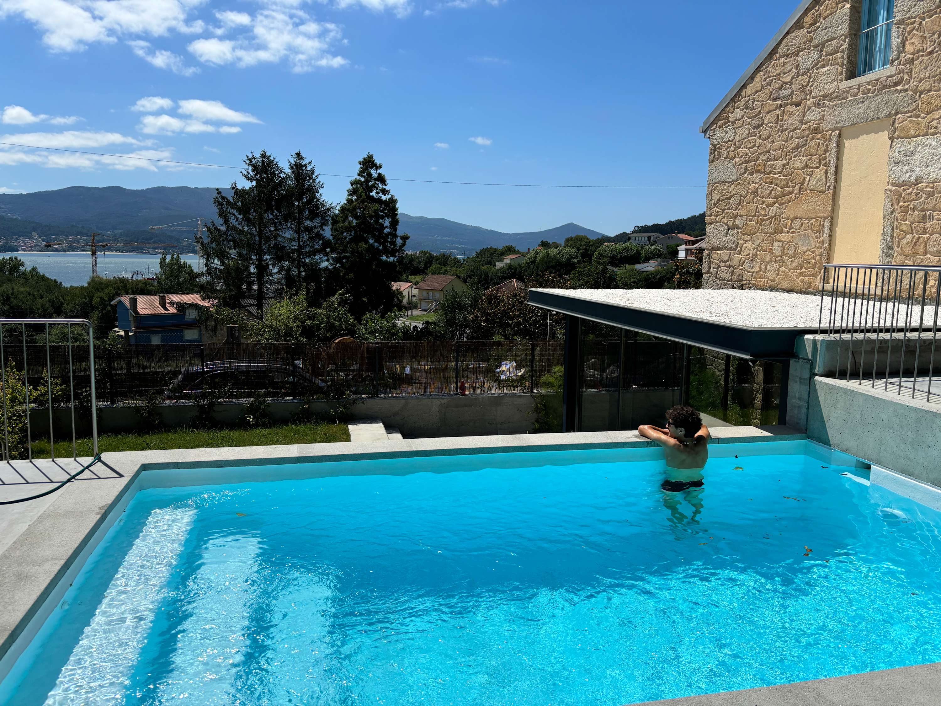  con piscina y vistas al mar