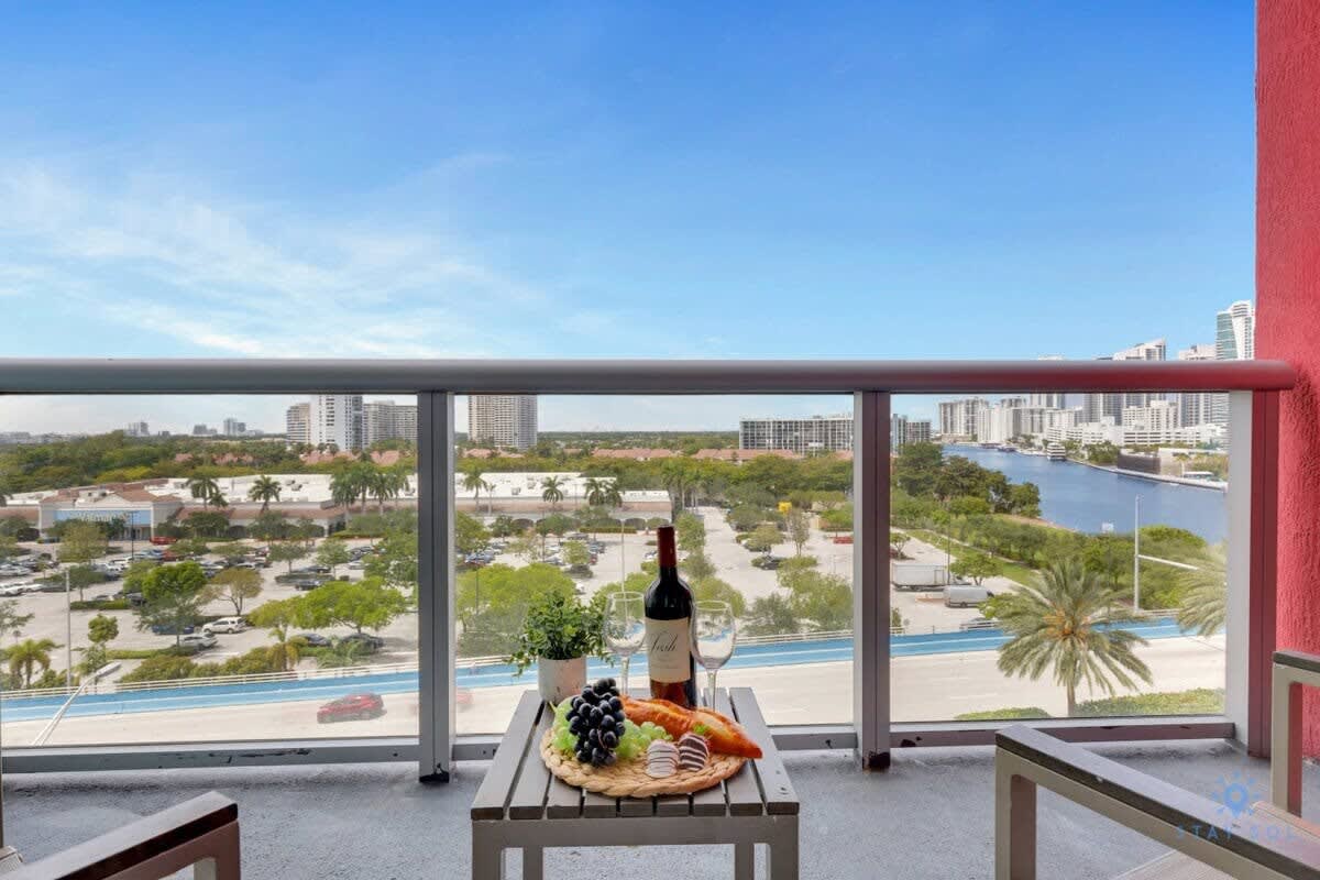 Amazing Studio- Bay View & Amenities + Pool