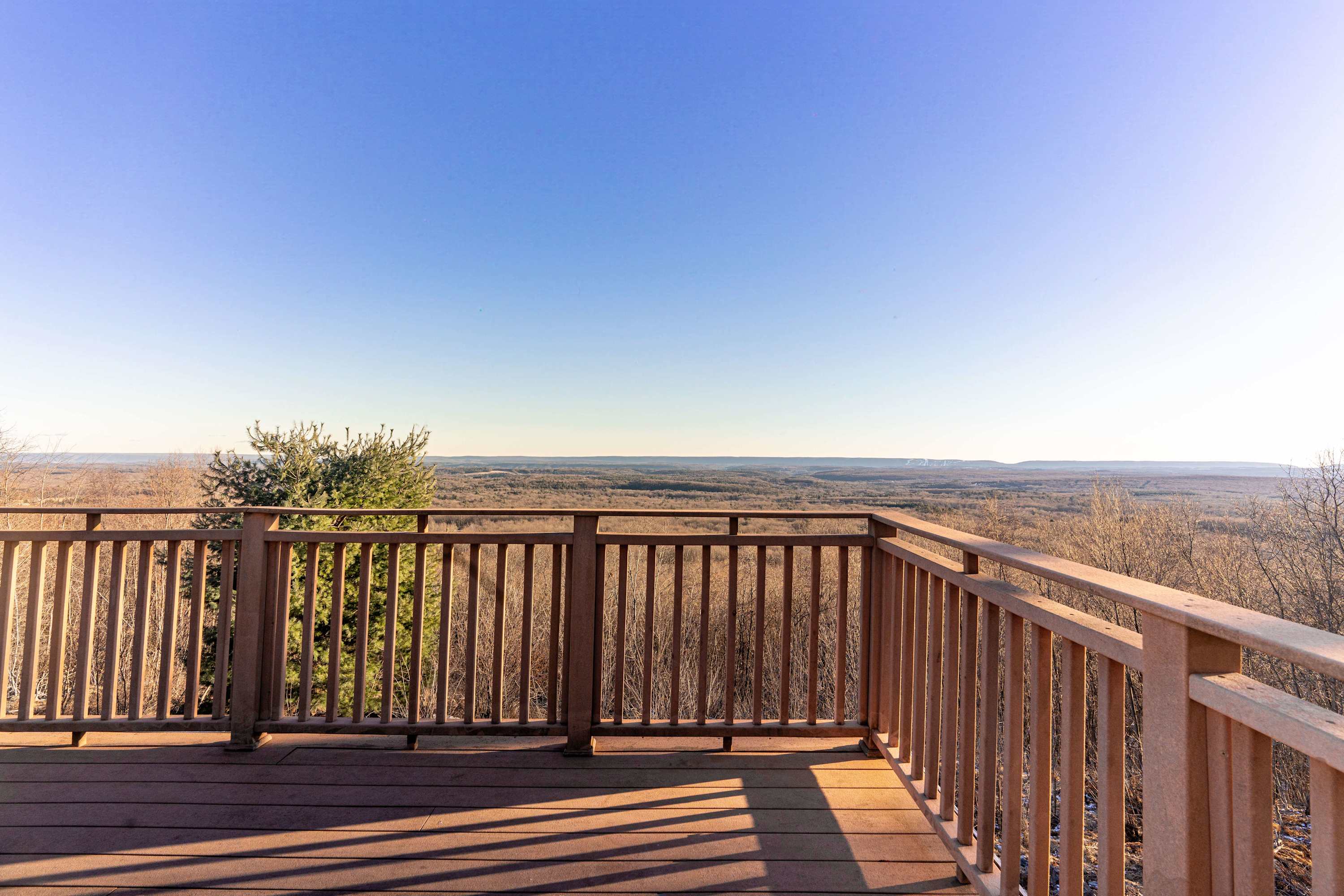Breathtaking Views – Wake up to panoramic scenery from your private deck. The perfect spot for morning coffee or sunset relaxation during your stay!