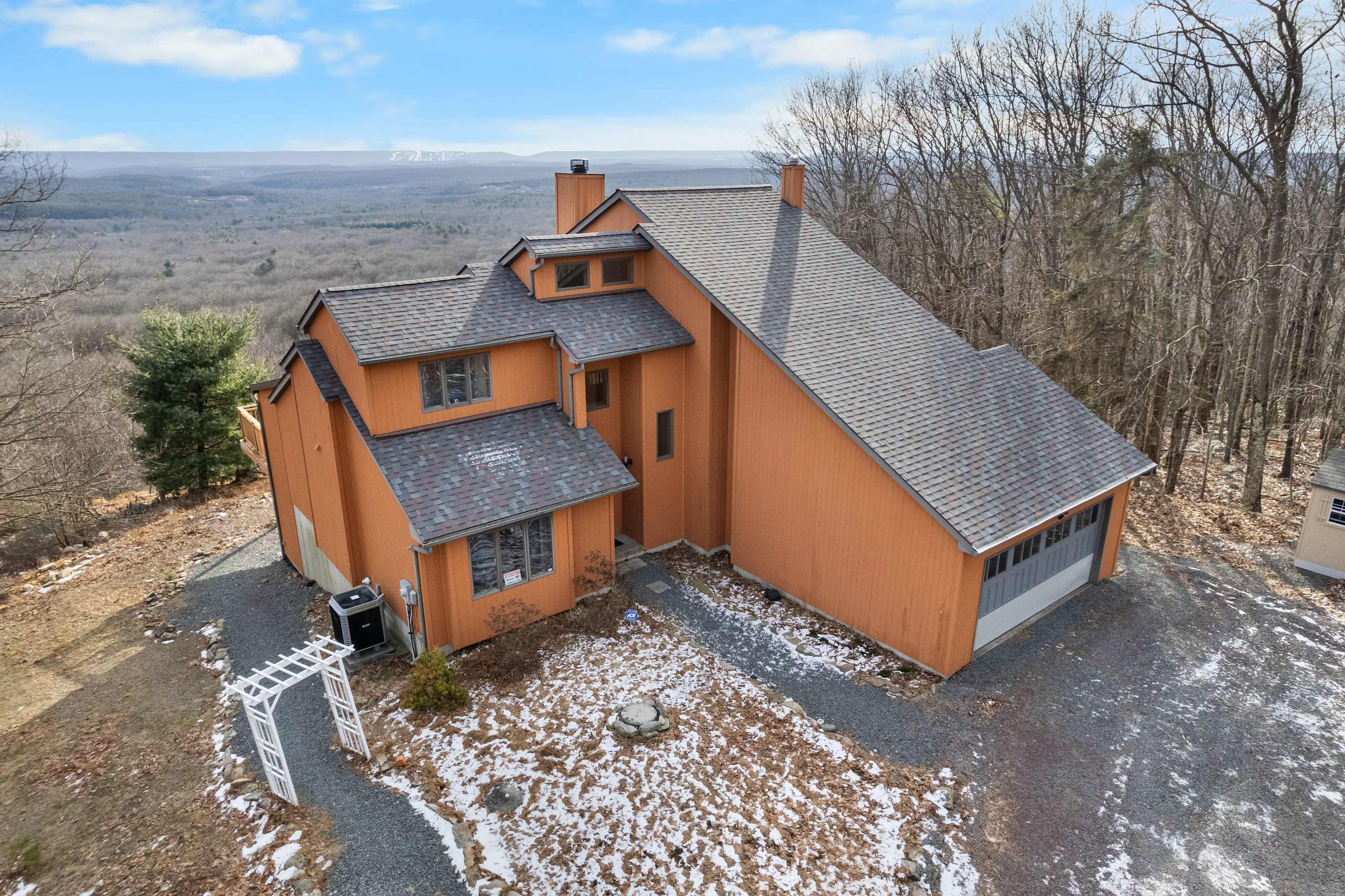 Secluded Mountain Escape – Unwind in this stunning retreat with breathtaking views, perfect for your next getaway! Book your stay today. 