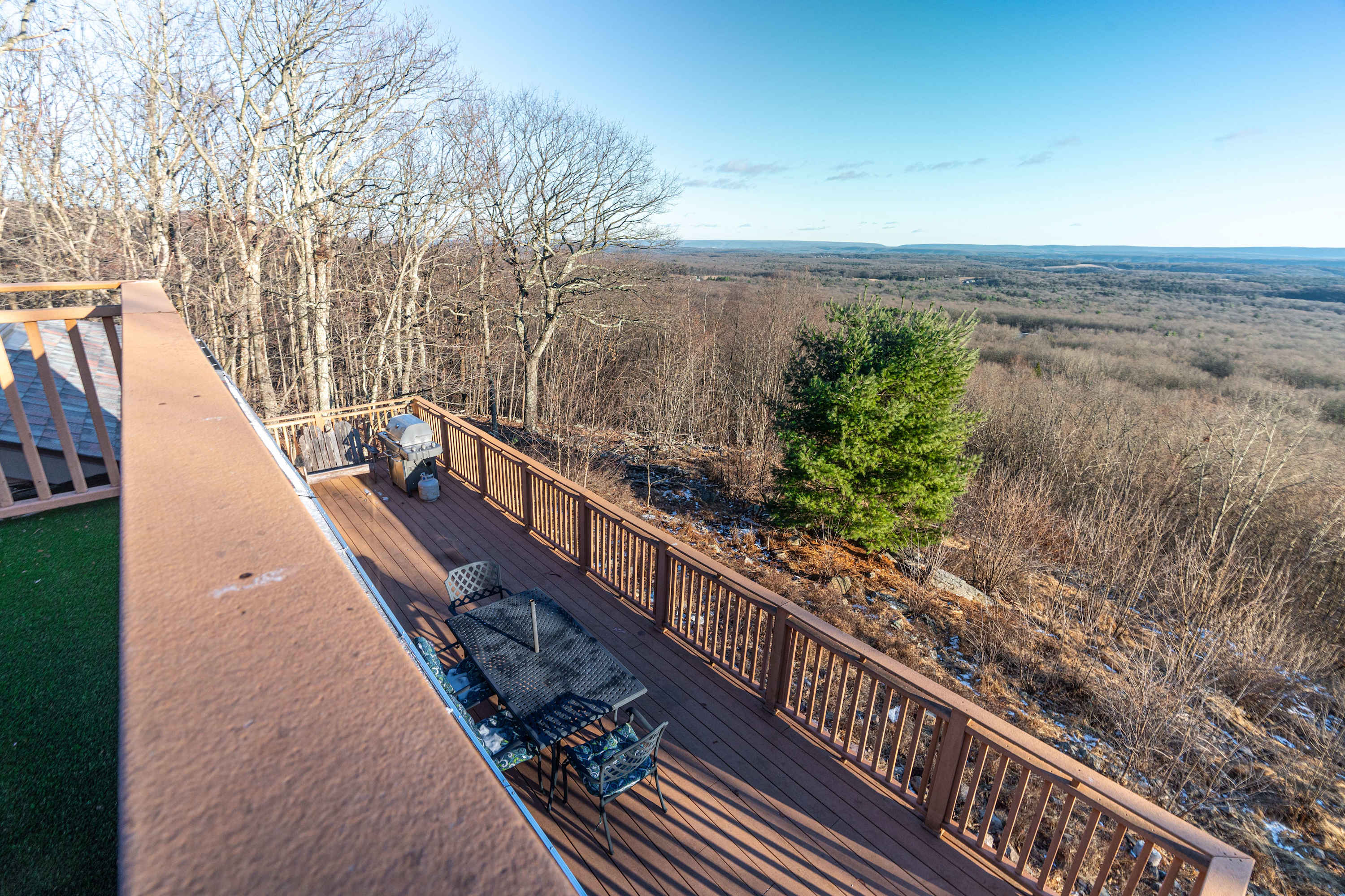 Wake up to breathtaking mountain views! Enjoy your morning coffee or a sunset dinner on this spacious deck, surrounded by nature’s beauty. Perfect for a relaxing getaway!