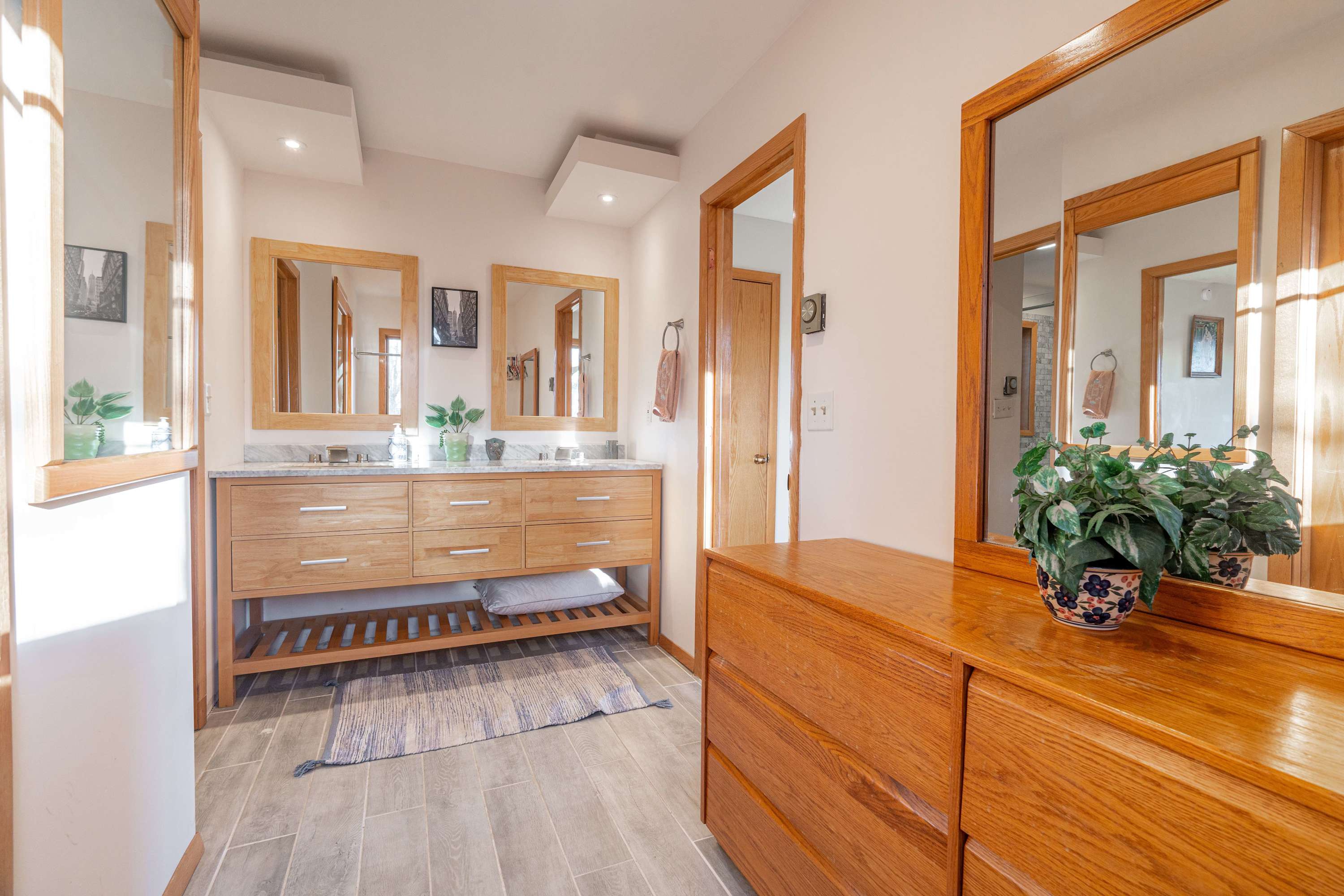 Double sinks, plenty of space, ideal for a stress-free stay! 