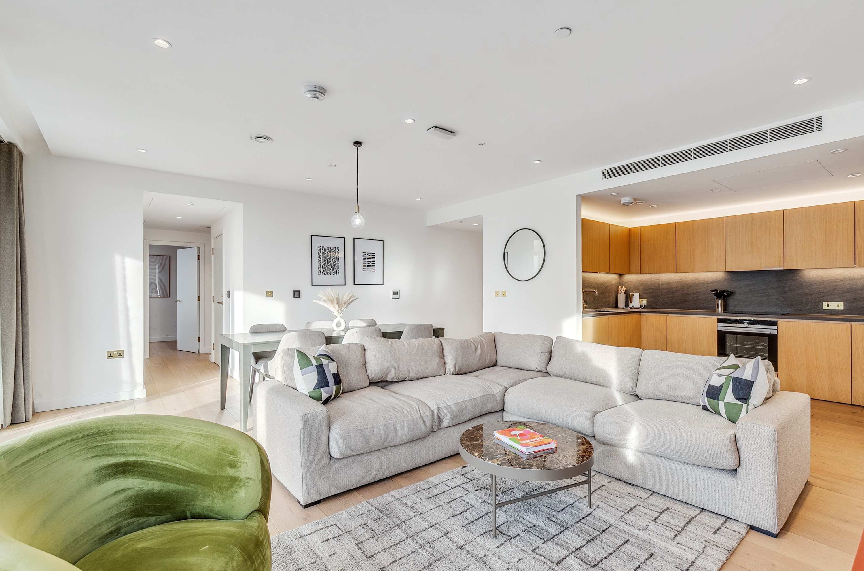 London Glamour: 3-Bedroom City View