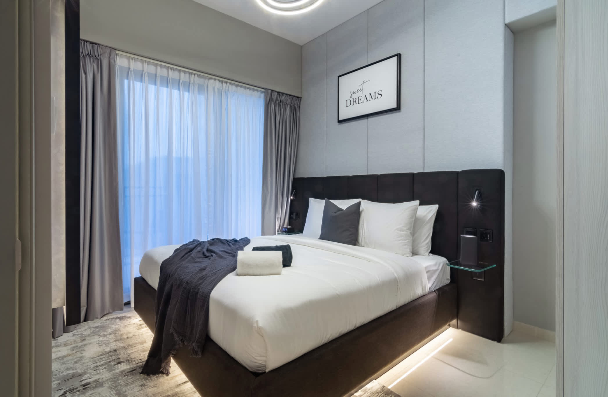 Quasi-Homes | Dubai Zada king bed, pool & gym · 3