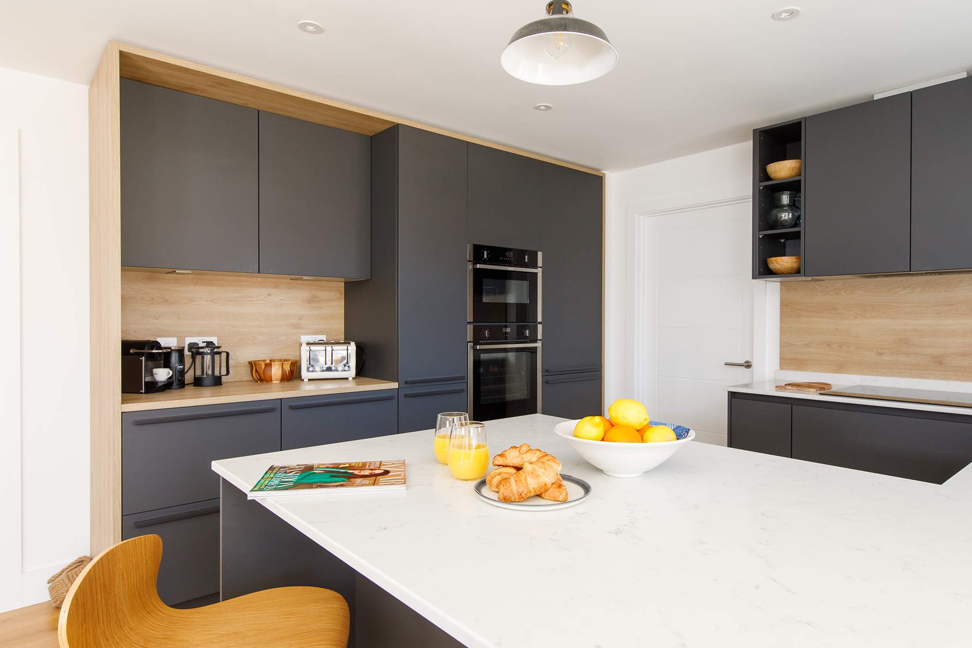 Have a tasty breakfast at the kitchen bar for a successful start to the day