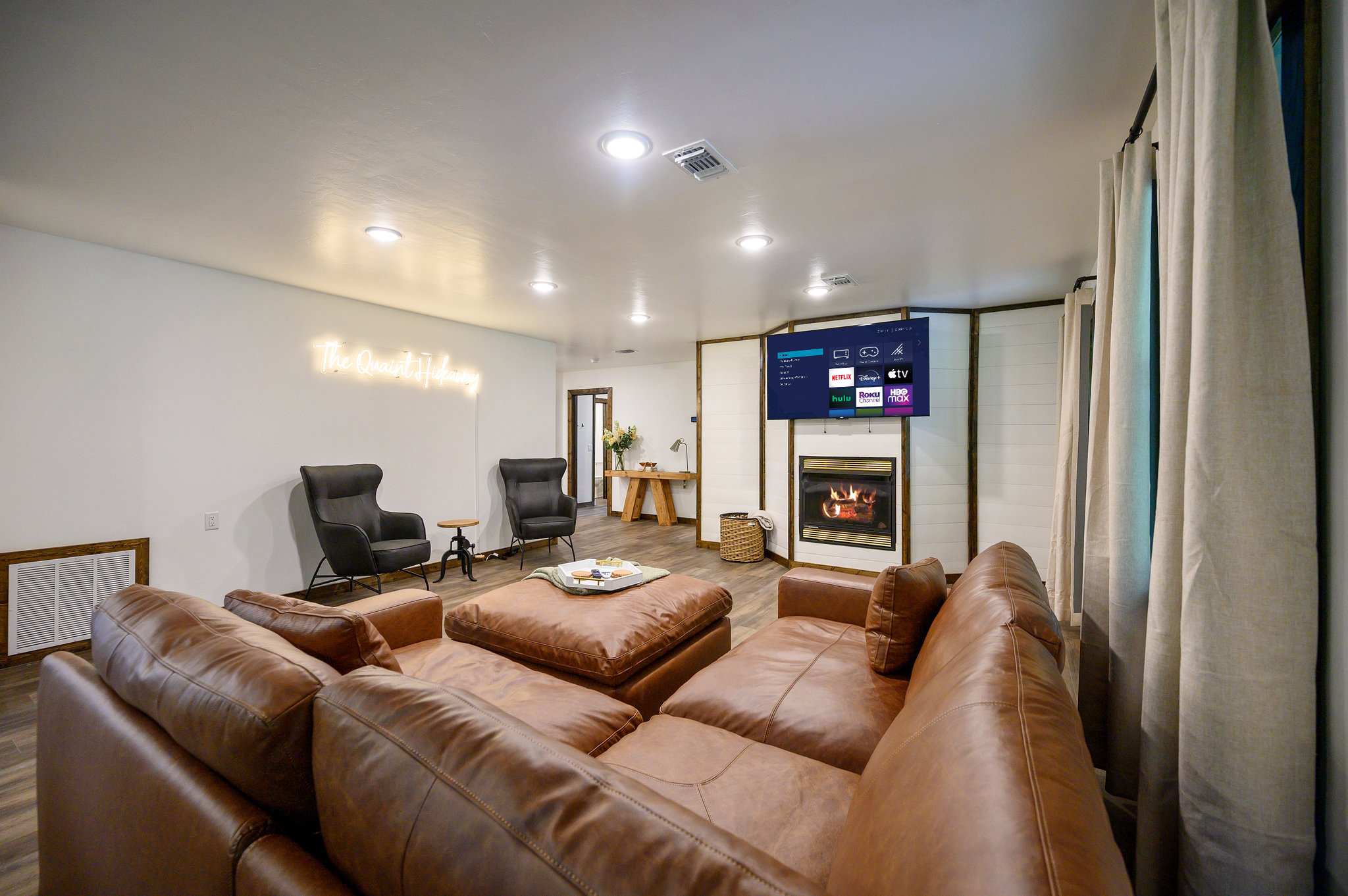 Casino Close! Hot Tub-Firepit-Pool Table Sleeps 14