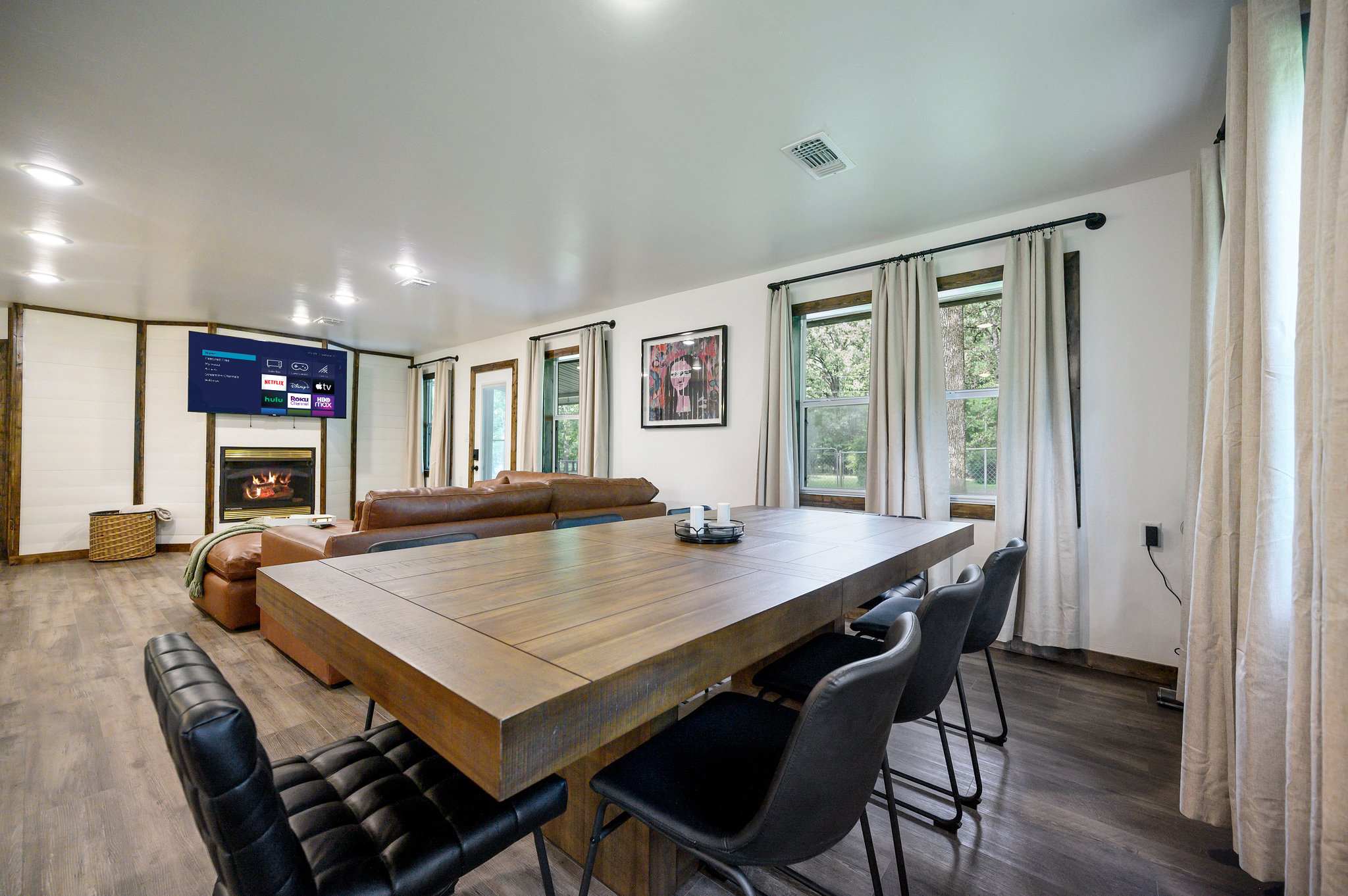 Casino Close! Hot Tub-Firepit-Pool Table Sleeps 14