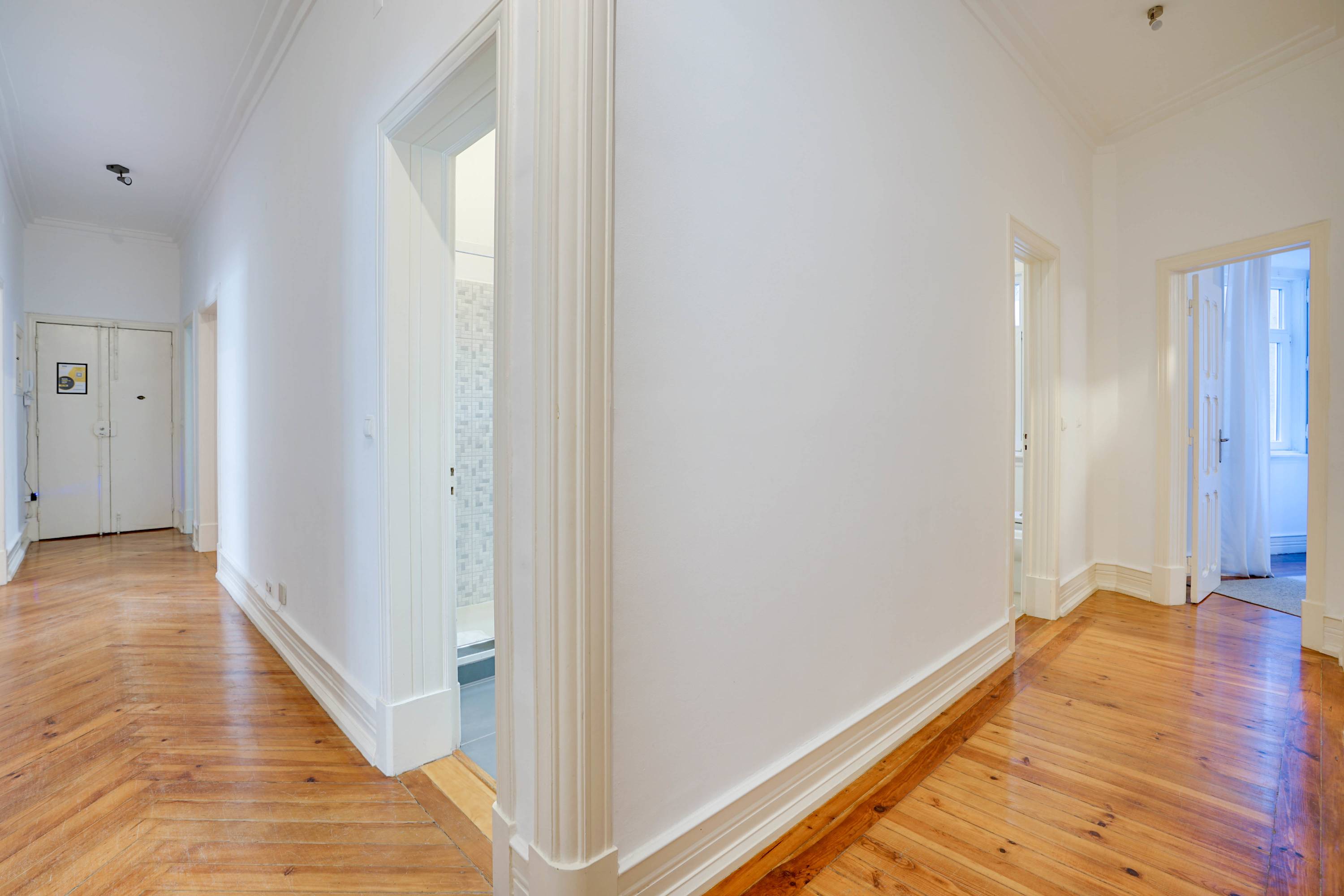4BR Family Home w/Playroom, Garden & Parking - Picture 39