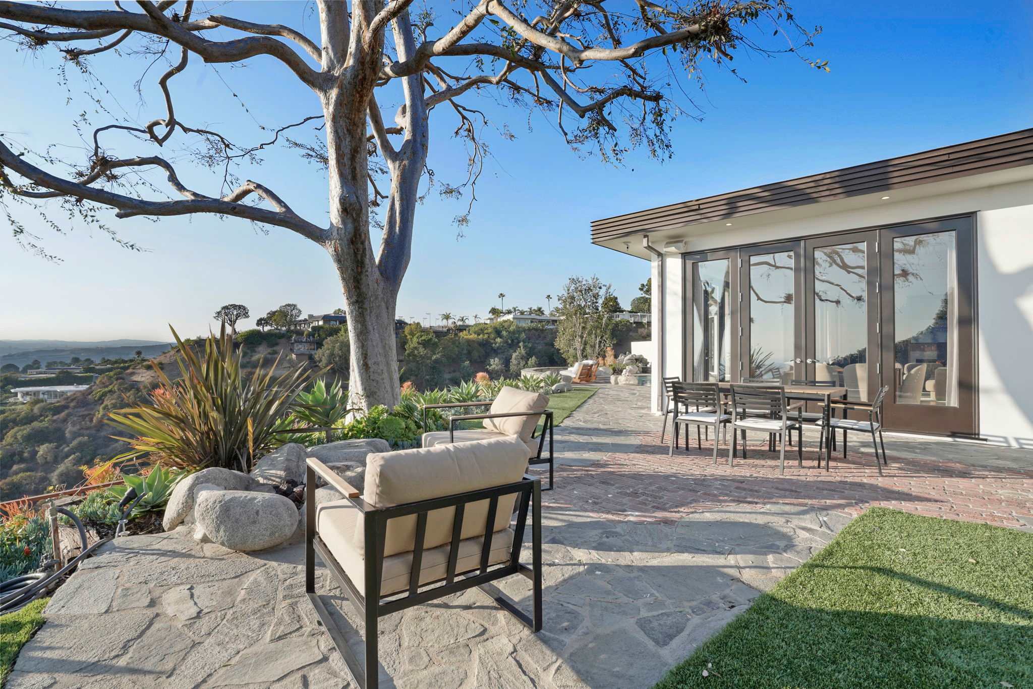 This is California luxury at its most inviting.