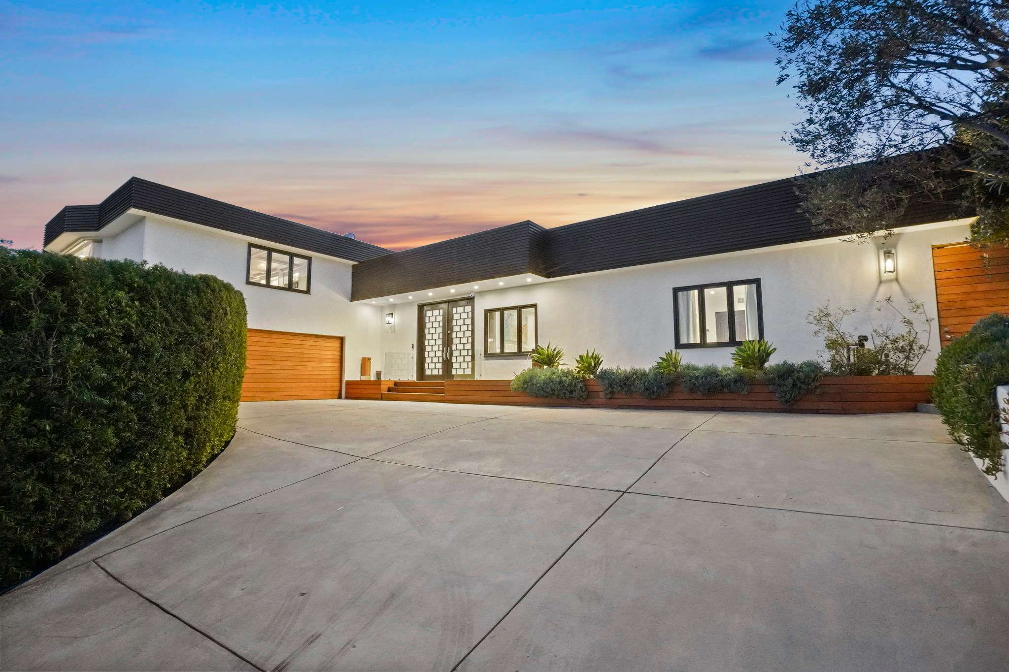 Park with ease in your exclusive Hollywood Hills hideaway.