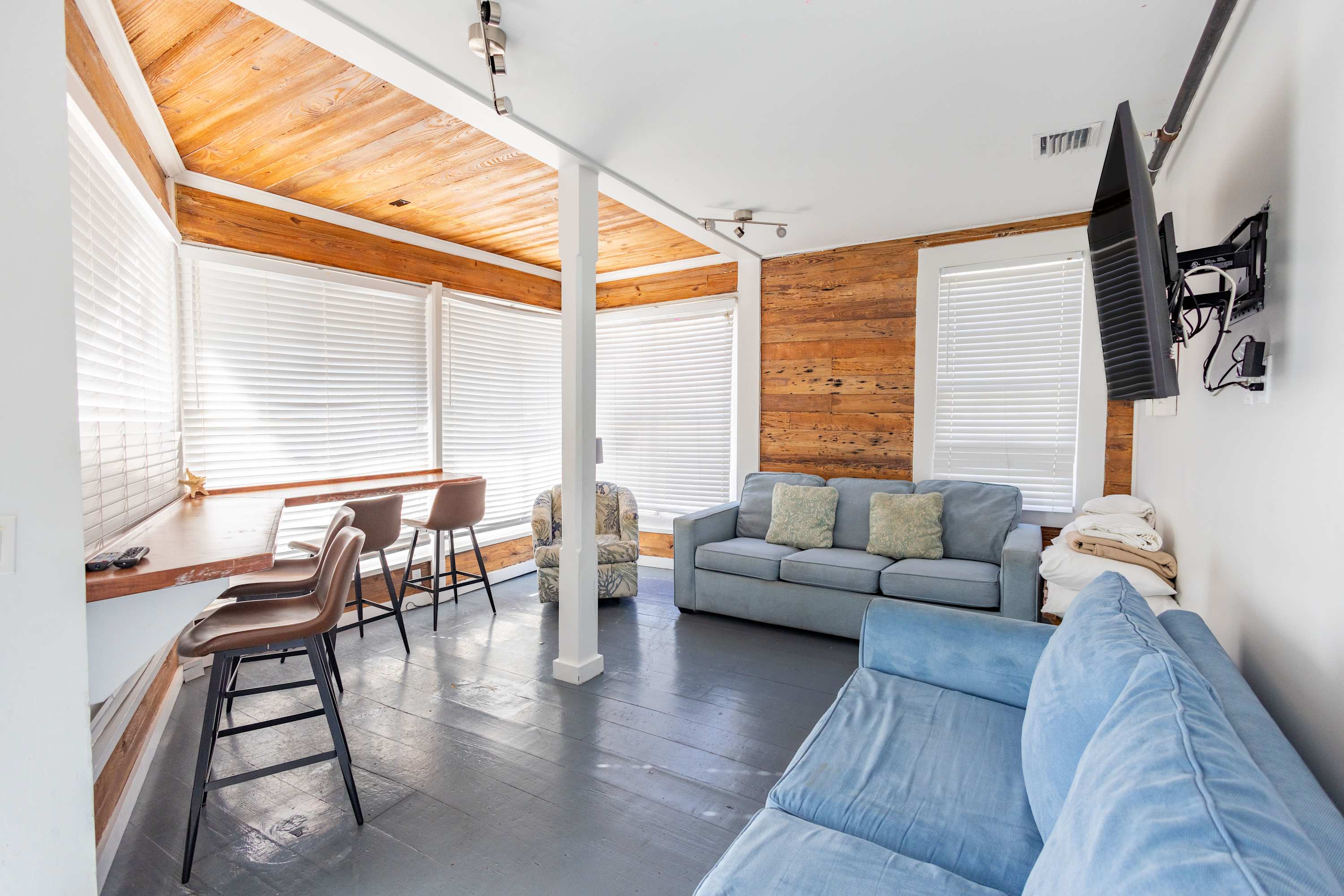 Commodore's Cove - One block from Duval St