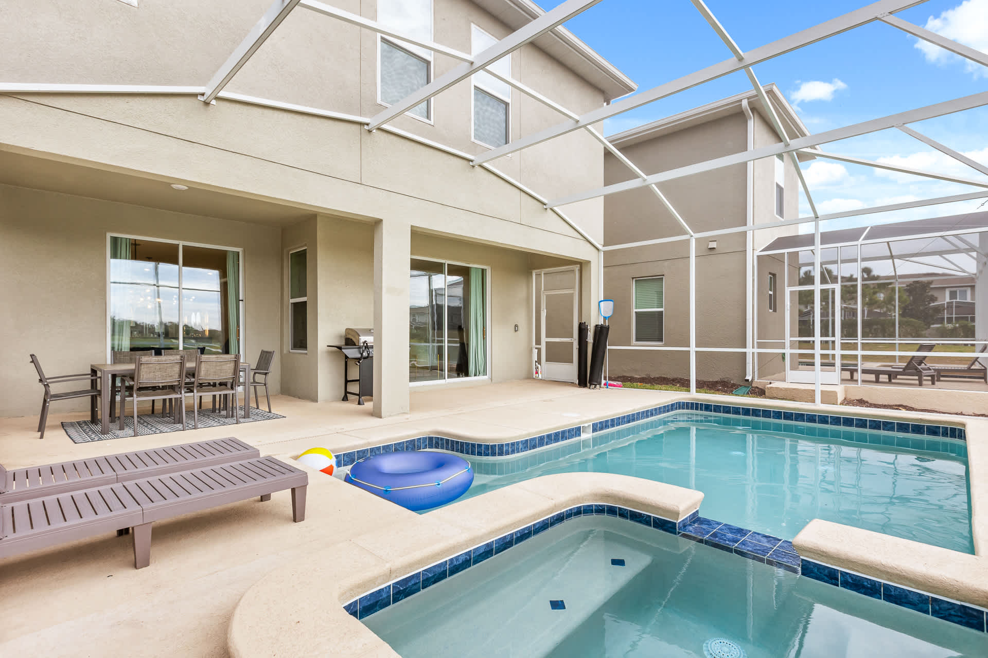 Large Furnished Patio with Private Swimming Pool and Hot Tub 