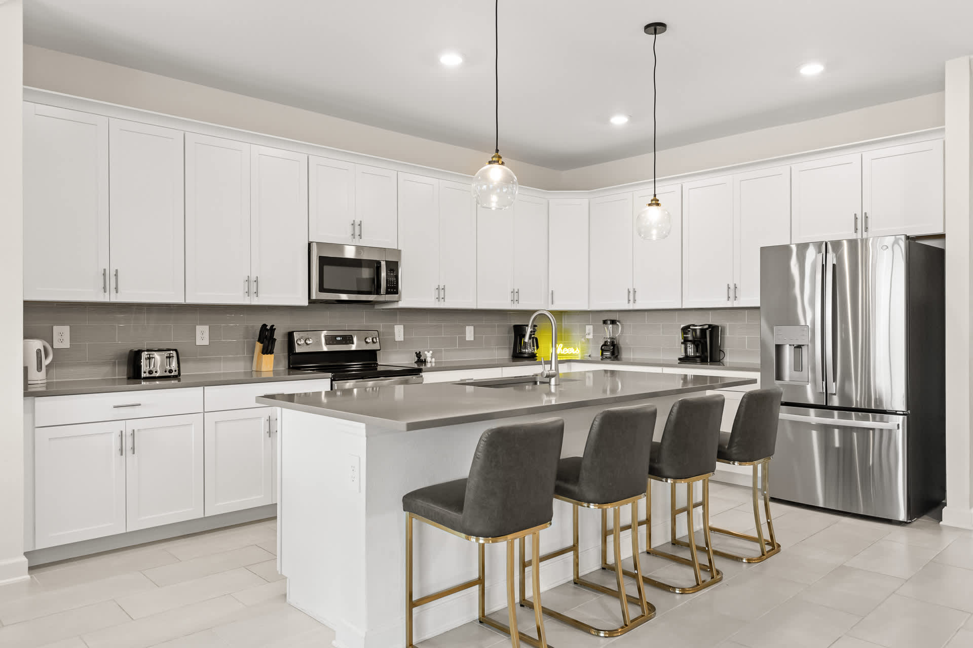 Modern Fully-Equipped Kitchen with Centered Island