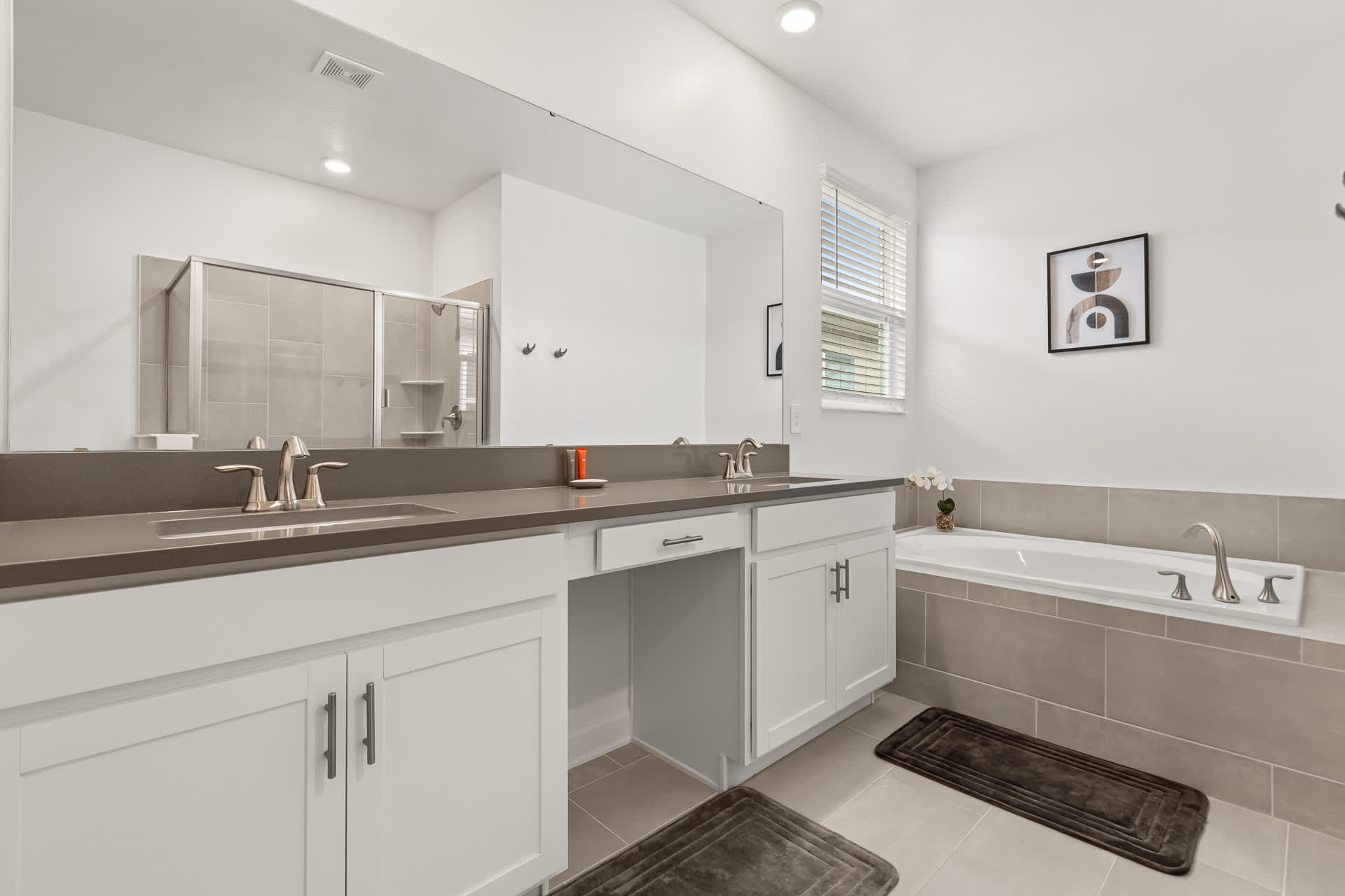 King Bedroom En-suite Bathroom with Bath tub and Shower