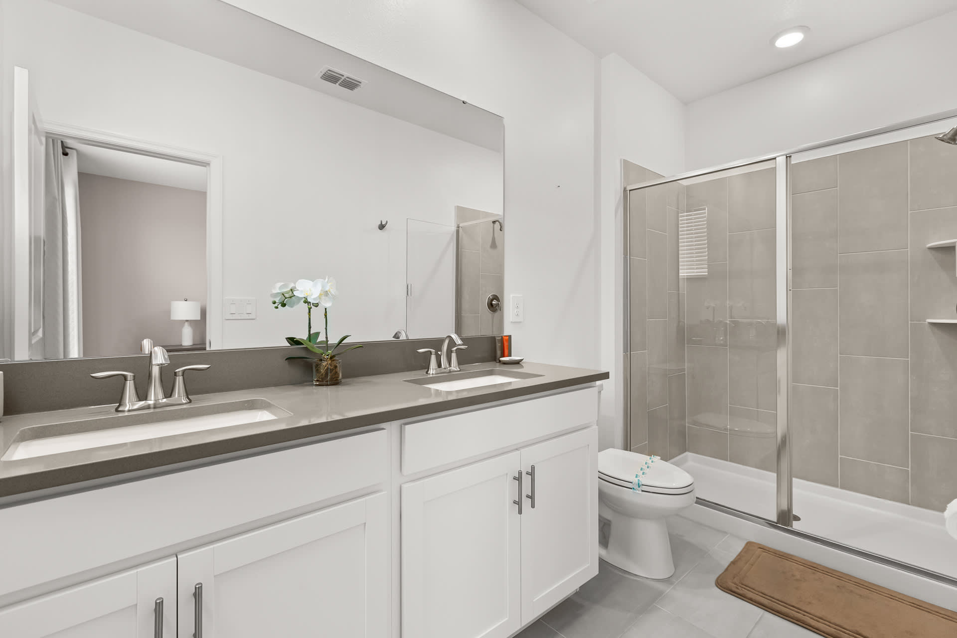 Contemporary En-suite Bathroom with Double Vanity and Standing Shower