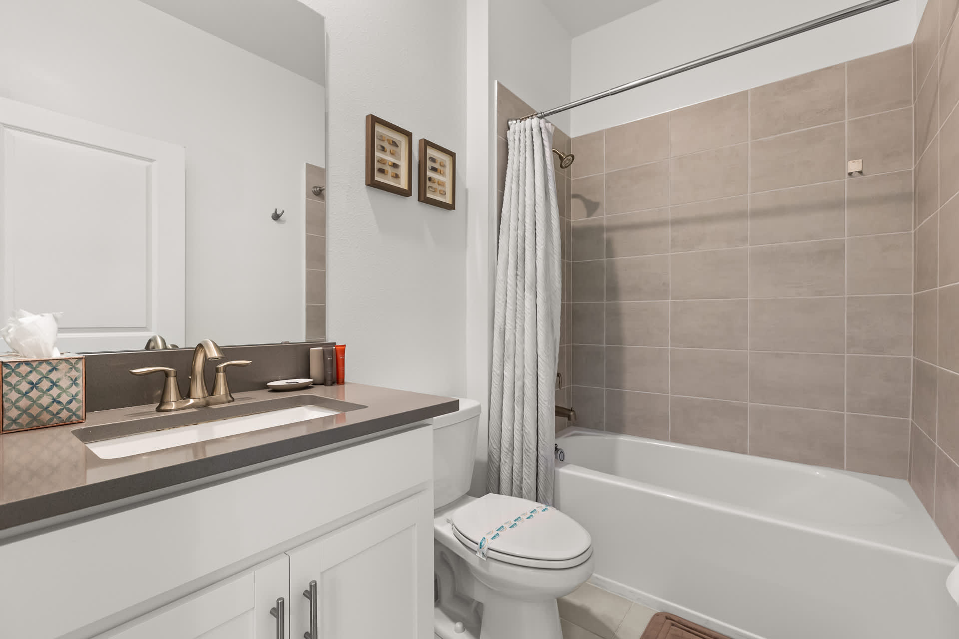 King Bedroom En-suite Bathroom with Combined Bathtub and Shower